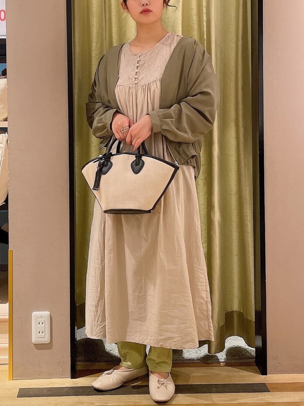 「大人カジュアル、カジュアル、刺繍ワンピース、春カラー、ゆるコーデ、低身長、greenparks、スクエアトゥ、カラーパンツ」｜「cache cacheの・cache cache 巾着付き丸底トートバッグ（トートバッグ、ブラック系）」を使った、きょんさんさん（レディース・155cm）の春コーディネートの1枚目の写真
