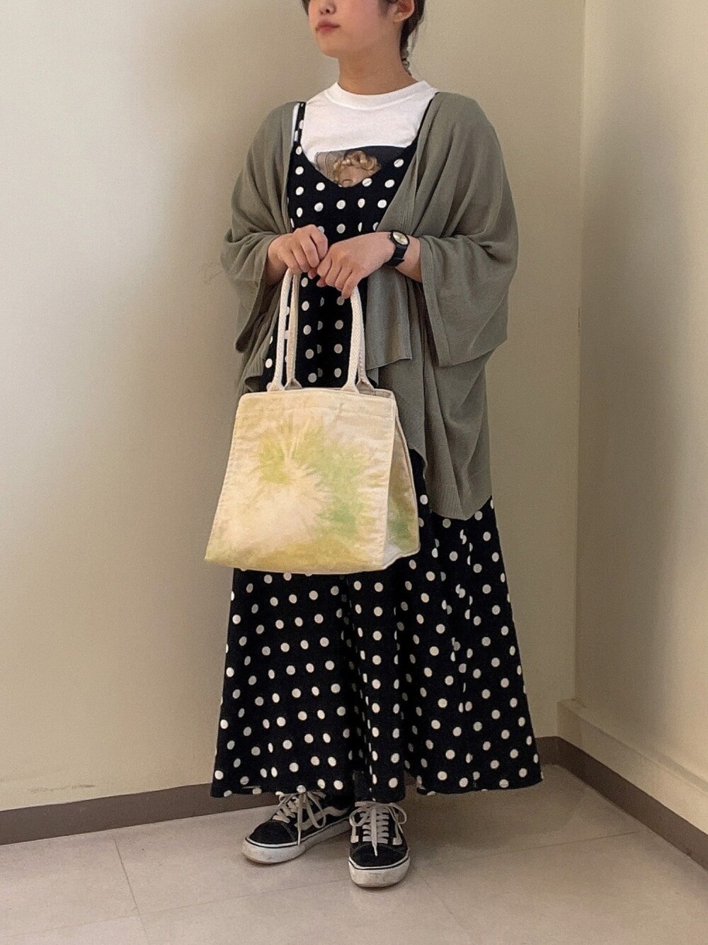 「カジュアルコーデ、プリントT、低身長コーデ、低身長、キャミワンピ、ドット、タイダイ柄、greenparks」｜「Lilas Campbellの・リラキャンベル　タイダイptトート＊（トートバッグ、イエロー系）」を使った、きょんさんさん（レディース・155cm）の春コーディネートの1枚目の写真