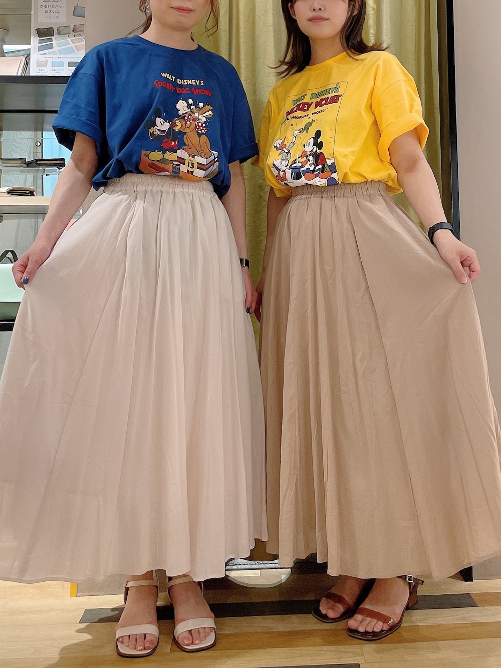 「ディズニー、ビビットカラー、リンクコーデ、双子コーデ、ボリュームスカート、休日コーデ、夏コーデ、カジュアル、Green Parks、低身長」｜「Green　Parksのディズニー/ポスターTシャツ（Tシャツ/カットソー、イエロー系）」を使った、きょんさんさん（レディース・155cm）の春コーディネートの1枚目の写真