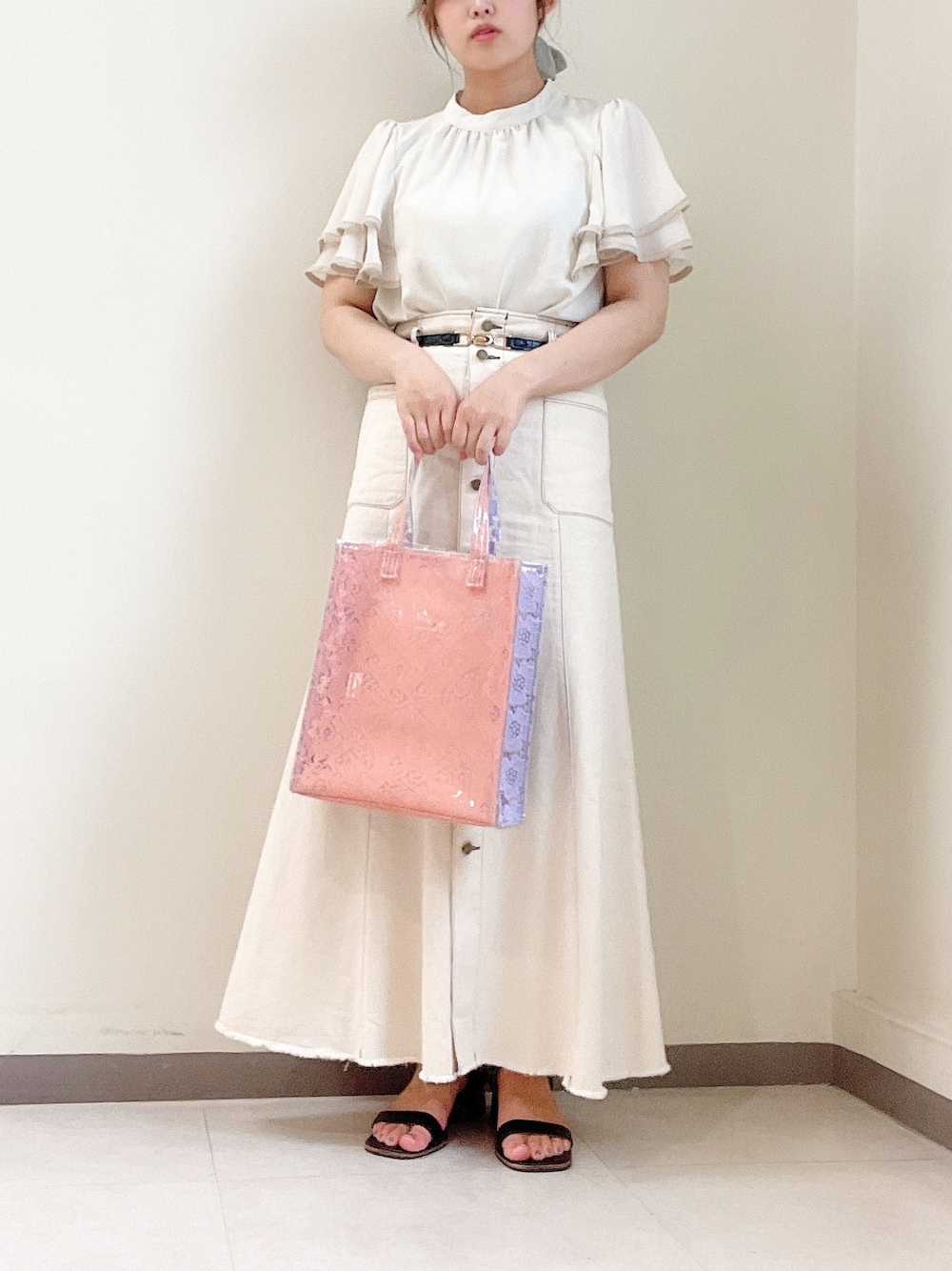 「オトナ女子、オトナカジュアル、淡色コーデ、フリルブラウス、オールホワイト、サンダルコーデ、サロペットスカート、低身長、Green Parks」｜「Casseliniの・Casselini　レーストート＊（トートバッグ、パープル系）」を使った、きょんさんさん（レディース・155cm）の春コーディネートの1枚目の写真