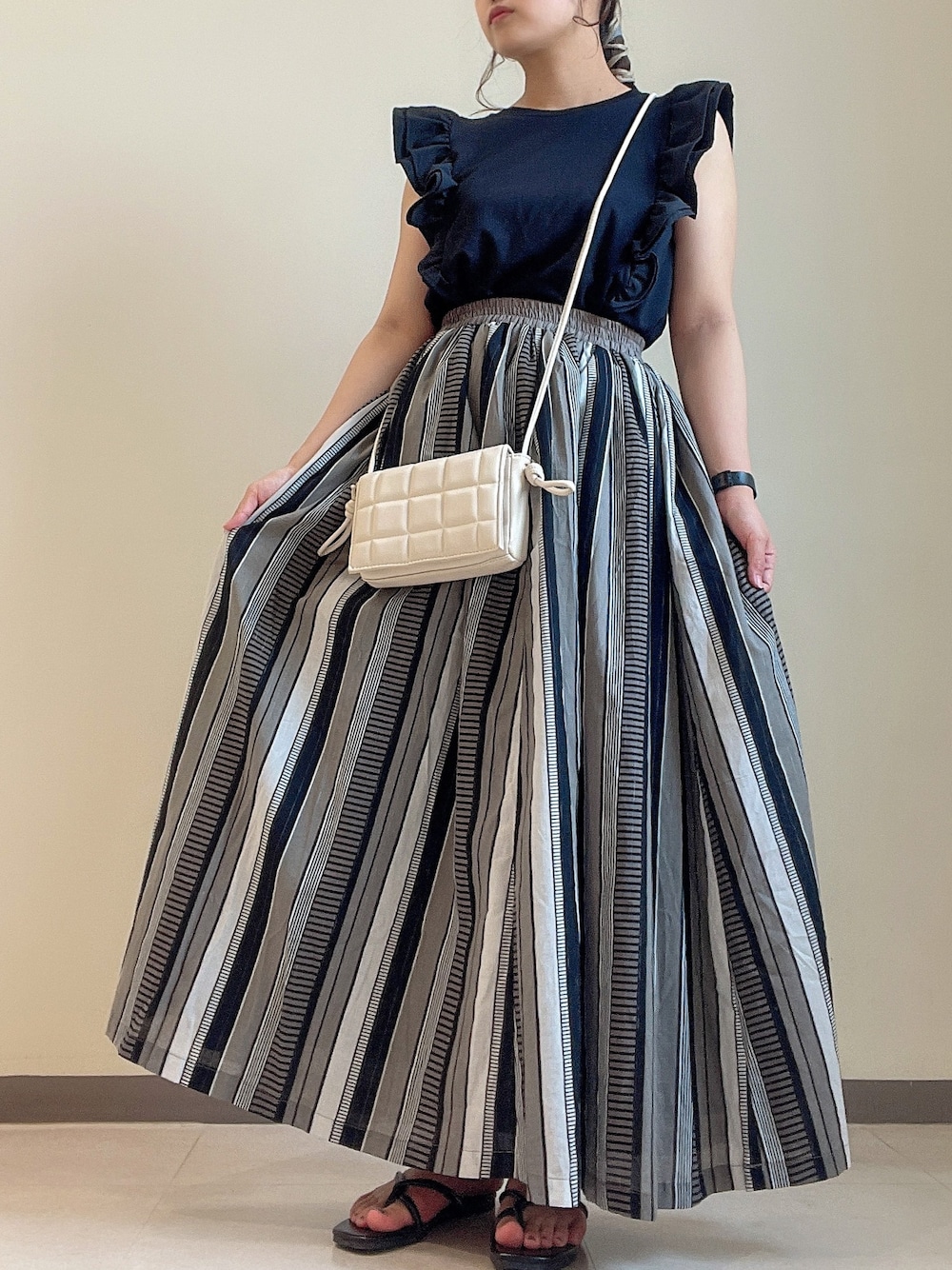 「夏コーデ、大人コーデ、プチプラ、低身長コーデ、ノースリーブ、フリル、ストライプスカート、低身長」｜「ELENCARE DUEの・ELENCARE DUEマルチストライプスカート＊（スカート、グレー系）」を使った、きょんさんさん（レディース・155cm）の夏コーディネートの1枚目の写真