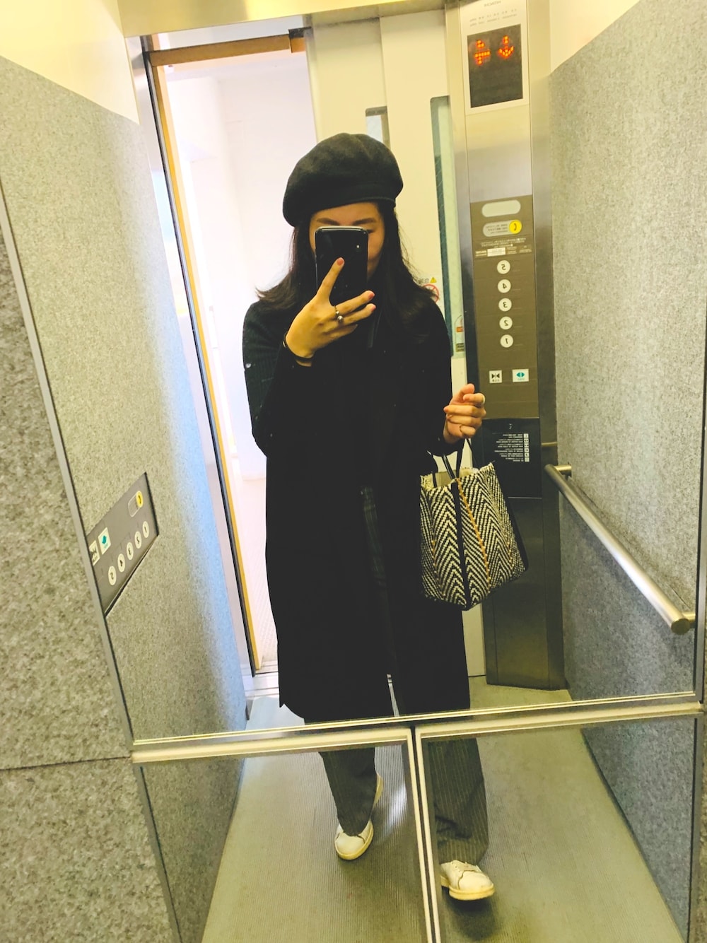 「秋冬コーデ、シンプルコーデ、大人カジュアル、シック、パンツスタイル、おしゃれさんと繋がりたい」｜「B:MING by BEAMSのLilas Campbell / ヘリンボーン ボックスバッグ（トートバッグ、ブラック系）」を使った、u_chanさん（レディース・162cm）の秋コーディネートの1枚目の写真