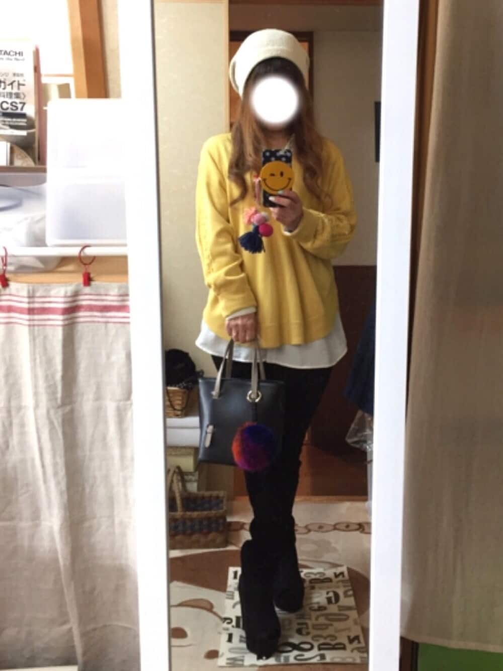 ブラック系のデニムパンツ、ブラック系のブーティ、ブラック系のハンドバッグを着用したレディースの春コーディネートの1枚目の写真