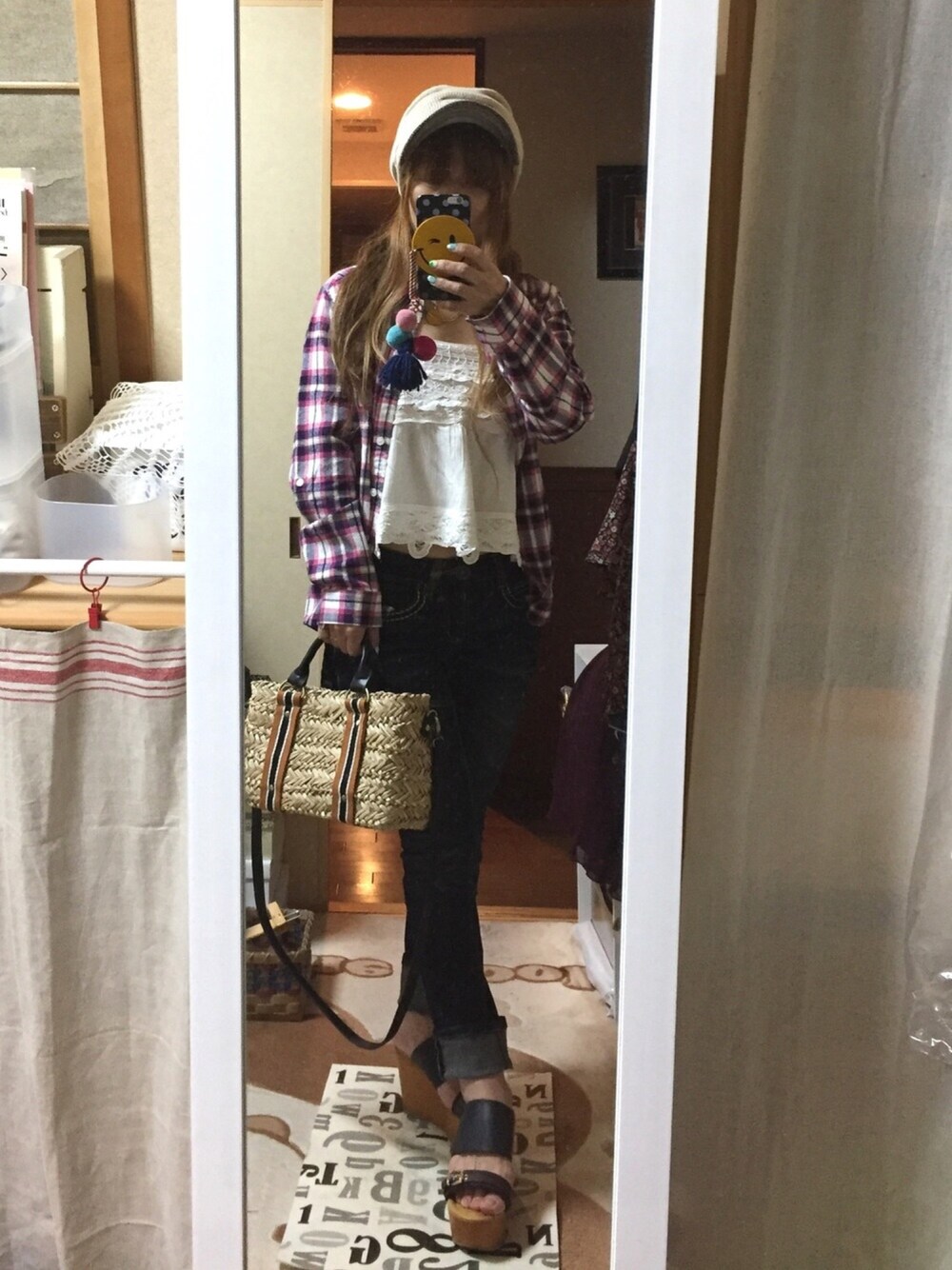 レッド系のシャツ/ブラウス、ホワイト系のキャミソール、ブルー系のデニムパンツを着用したレディースの春コーディネートの1枚目の写真