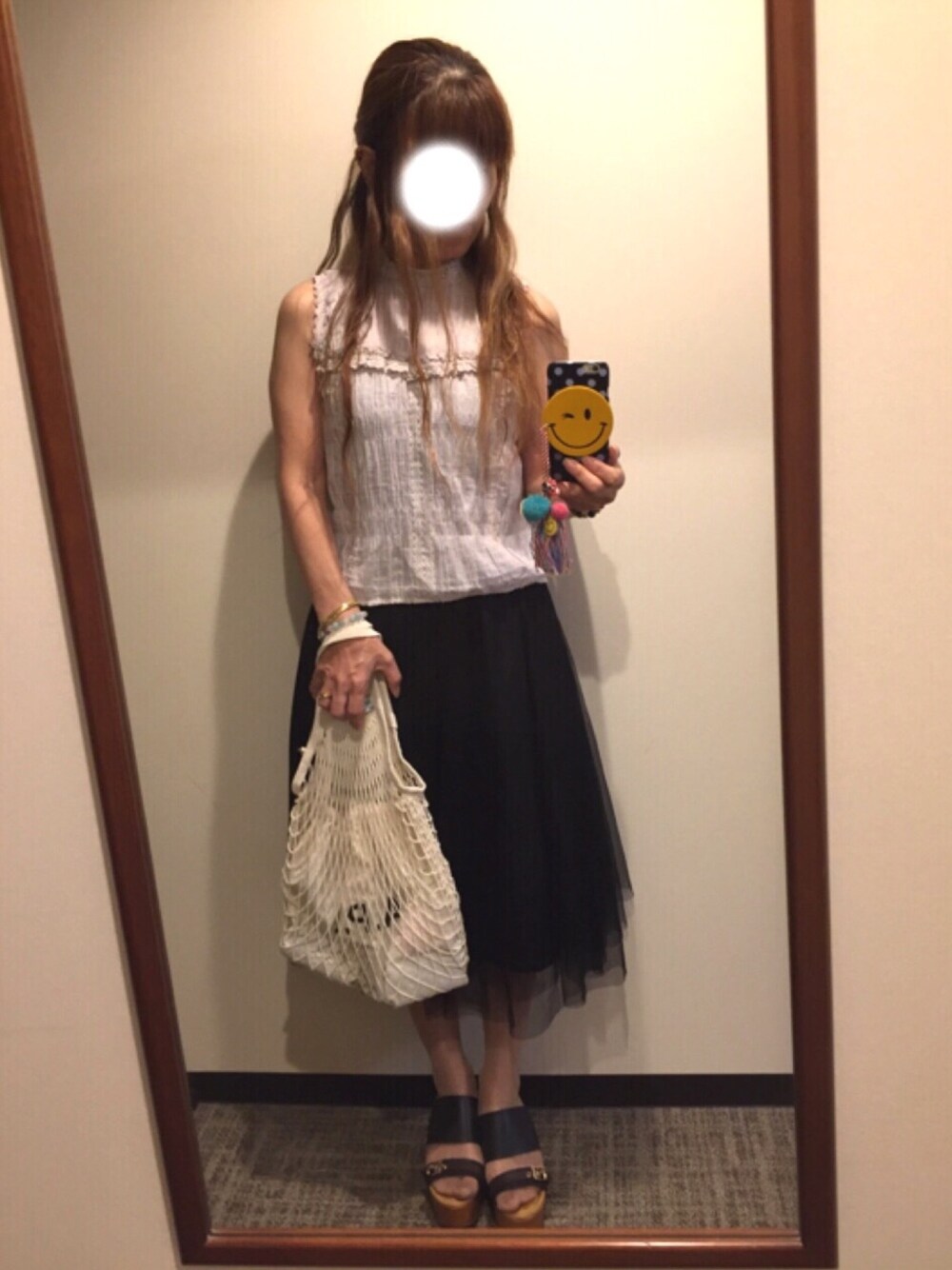 グレー系のシャツ/ブラウス、ブラック系のスカート、ブラック系のサンダルを着用したレディースの夏コーディネートの1枚目の写真