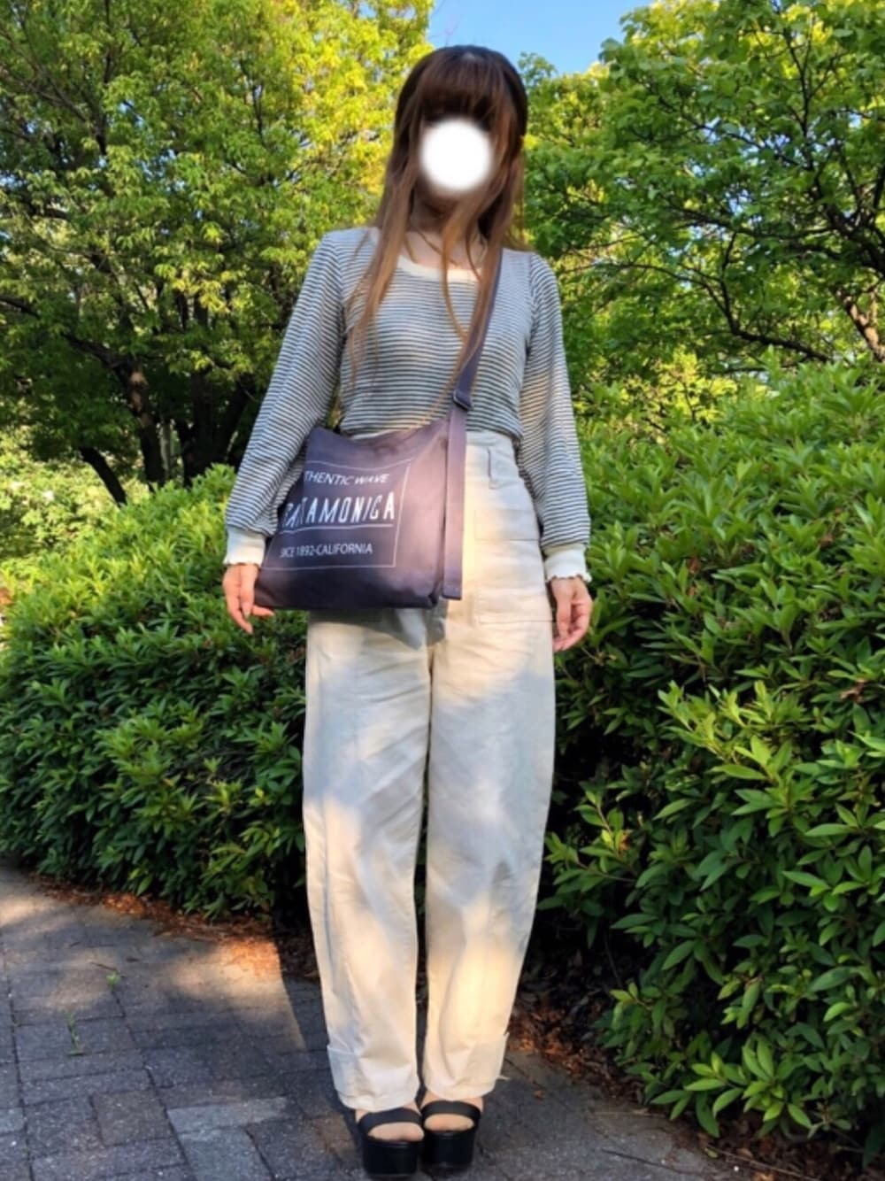 ブラック系のTシャツ/カットソー、ホワイト系のその他パンツ、ブラック系のサンダルを着用したレディースの夏コーディネートの1枚目の写真