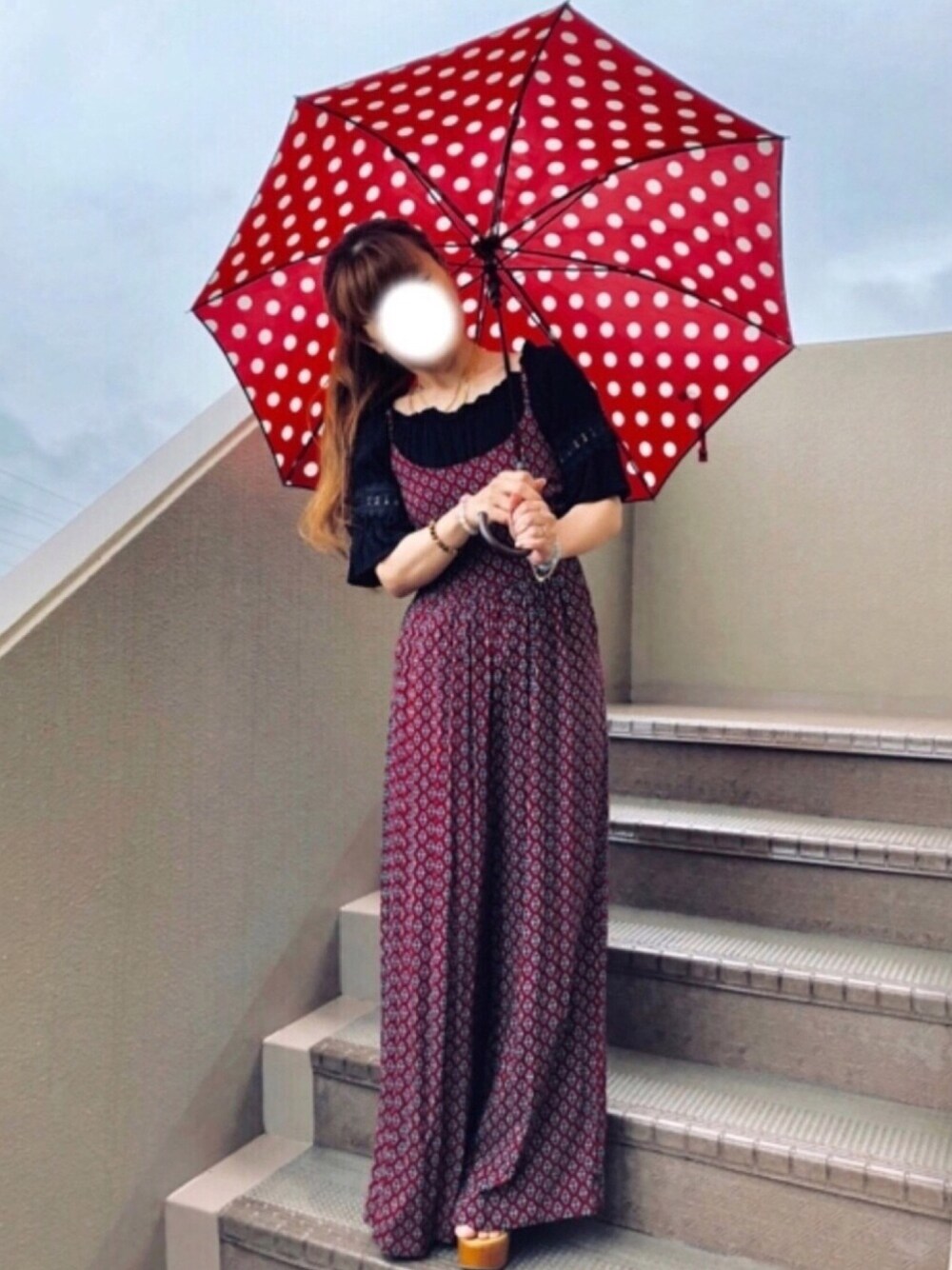 レッド系のつなぎ/オールインワン、ブラック系のサンダル、その他のその他を着用したレディースの夏コーディネートの1枚目の写真