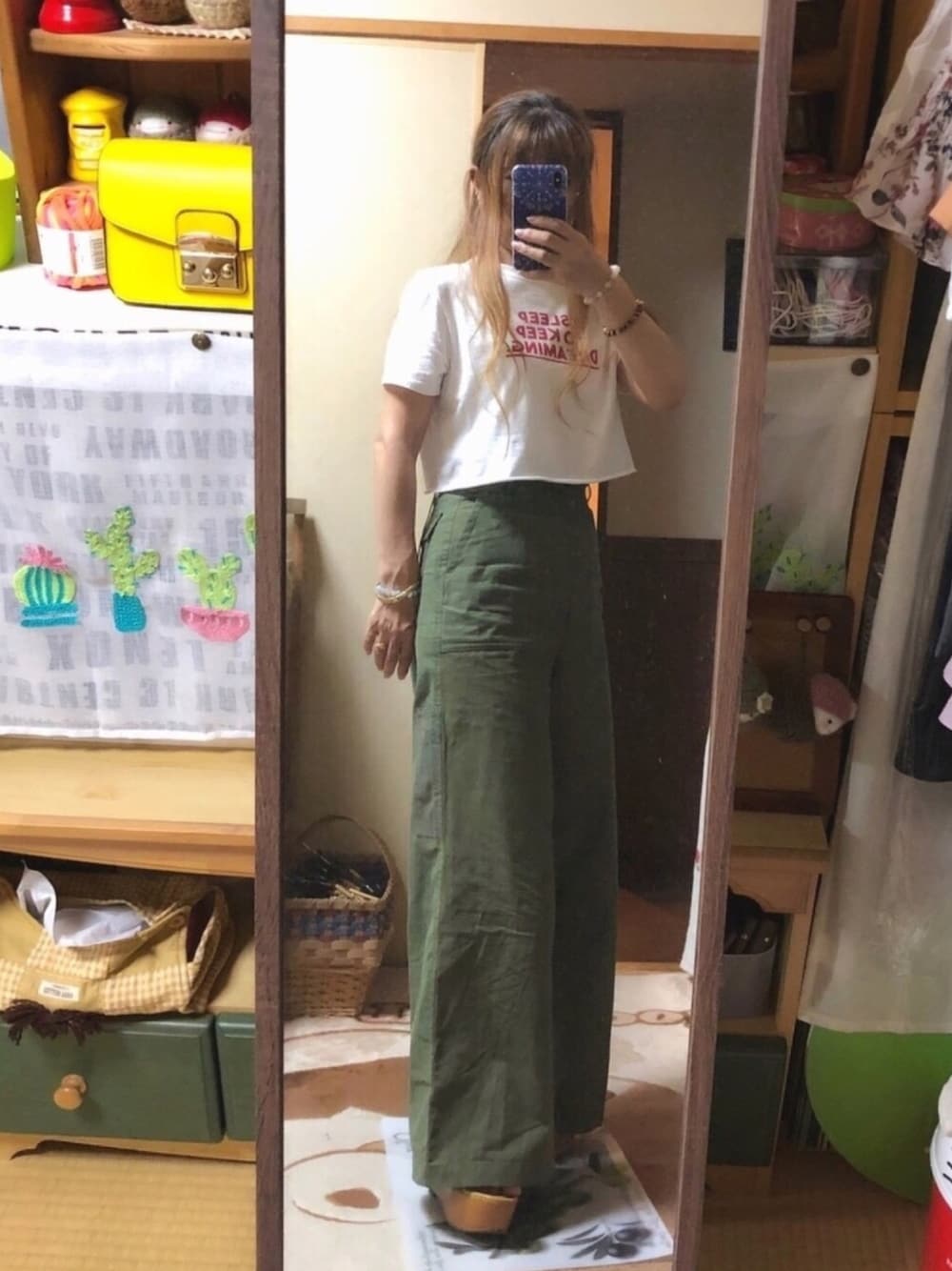 グリーン系のその他パンツ、ブラック系のサンダル、ホワイト系のTシャツ/カットソーを着用したレディースの夏コーディネートの1枚目の写真