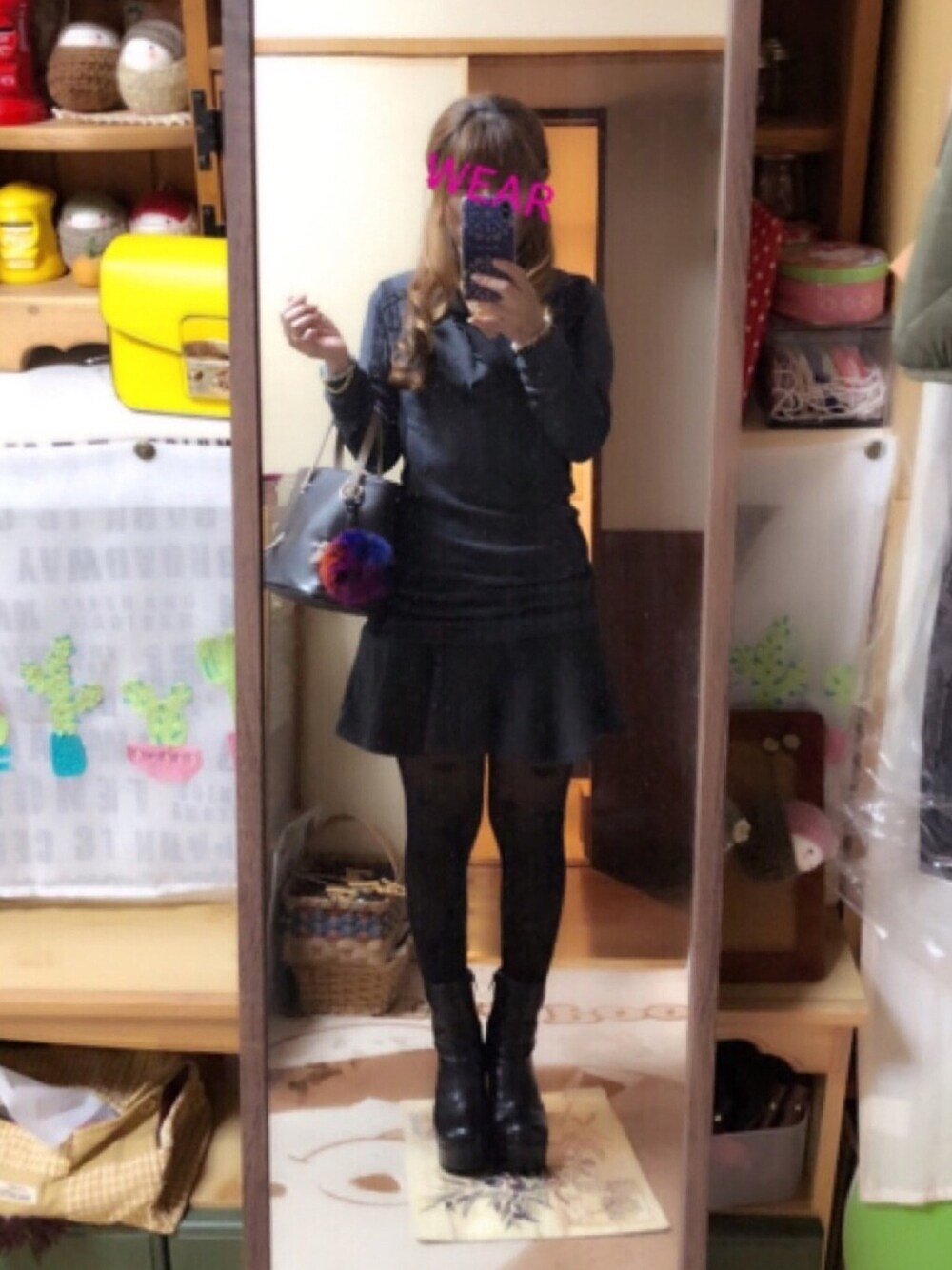 ブラック系のブーツ、ブラック系のハンドバッグ、グレー系のニット/セーターを着用したレディースの秋コーディネートの1枚目の写真