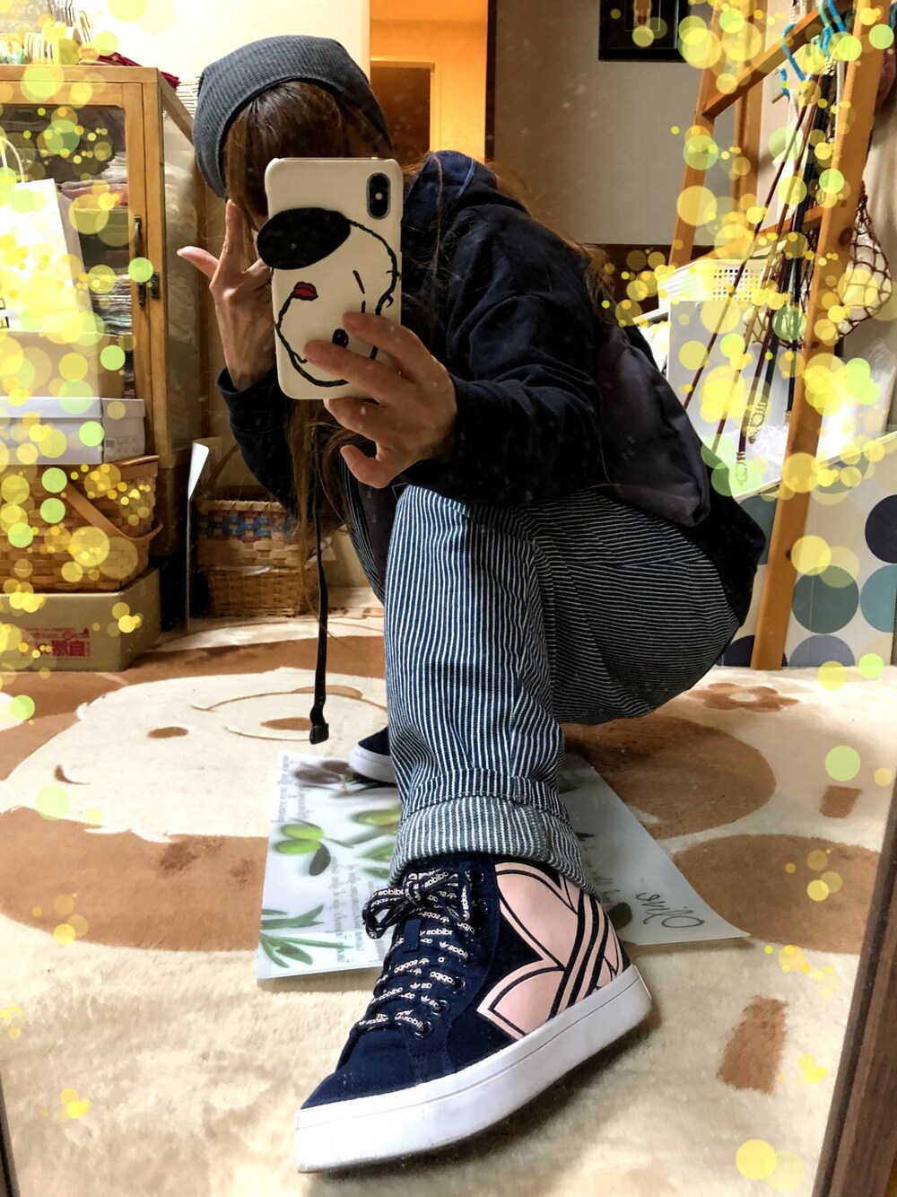 ブルー系のその他パンツ、ブルー系のスニーカー、ブルー系のパーカーを着用したレディースの秋コーディネートの1枚目の写真