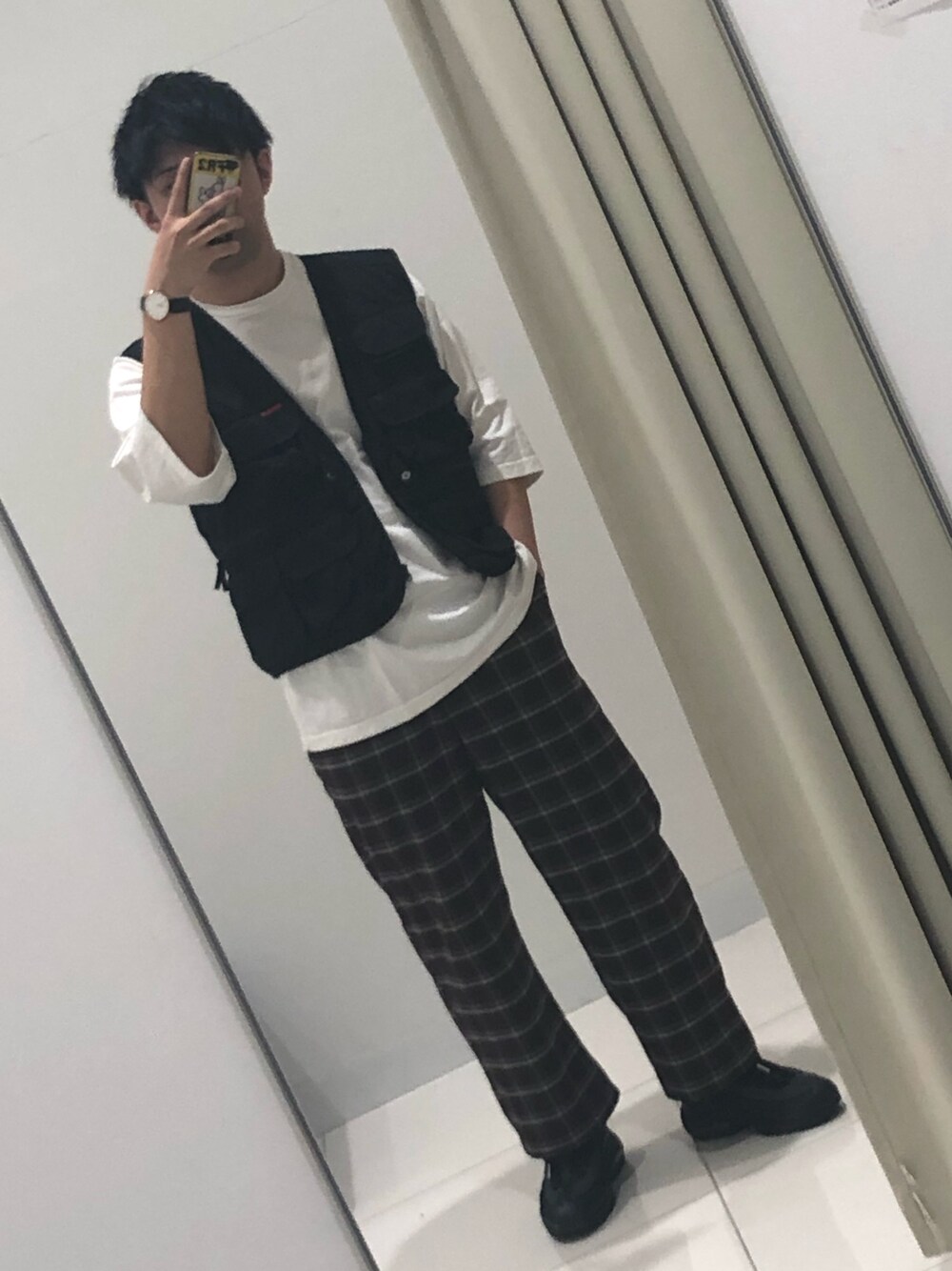 ブラック系のベスト、ホワイト系のTシャツ/カットソー、ブラウン系のその他パンツを着用したメンズの春コーディネートの1枚目の写真
