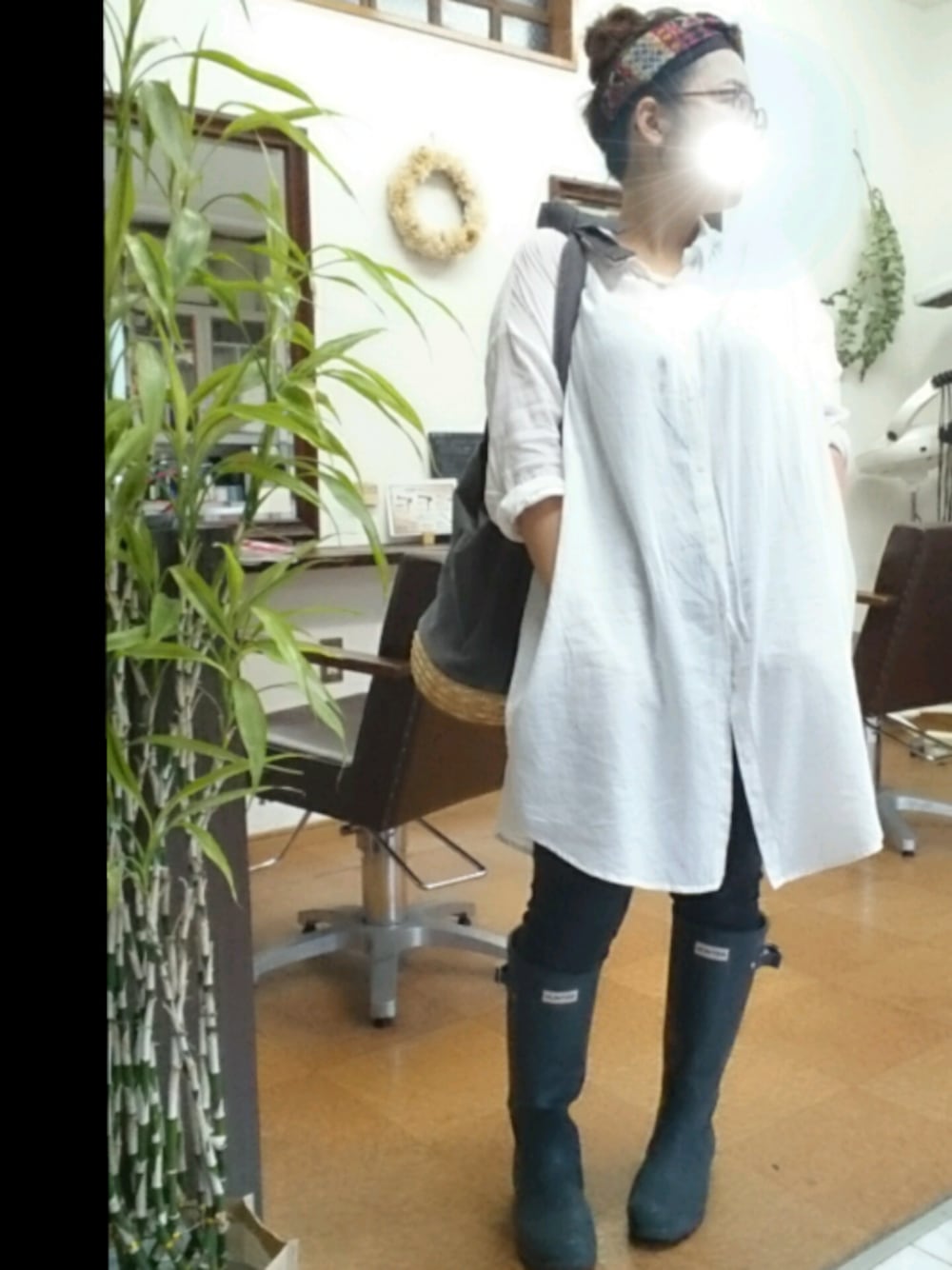 「ゆるコーデ、シャツワンピ、長靴、ハンター、レギパン、ターバン、おだんごヘアー、雨の日コーデ」｜「LOWRYS FARMのカサネリボンターバン（アクセサリー、ピンク系）」を使った、nemunemuさん（レディース・155cm）の夏コーディネートの1枚目の写真