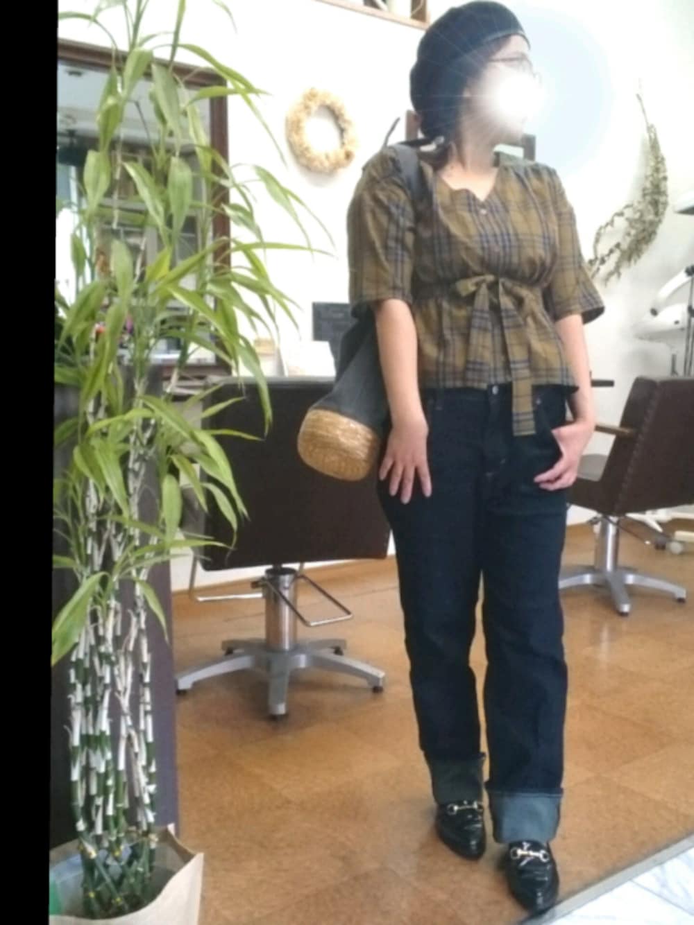 「低身長、ブラウス、チェック、デニム、スリッパ、秋のコーデ、ウエストリボン、エドウィン」｜「RETRO GIRLのアイテム（ハンチング/ベレー帽、ブラック系）」を使った、nemunemuさん（レディース・155cm）の夏コーディネートの1枚目の写真