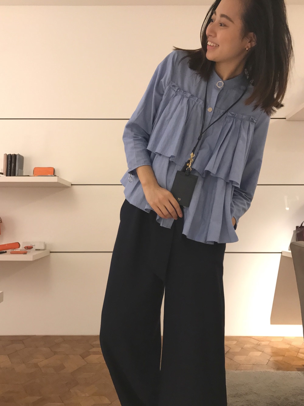 「Epoi  #スタッフコーデ、オフィスカジュアル、パンツスタイル」｜「Epoiのザッカ　パスケース（パスケース、ブルー系）」を使った、kikuchiさん（レディース・168cm）の夏コーディネートの1枚目の写真