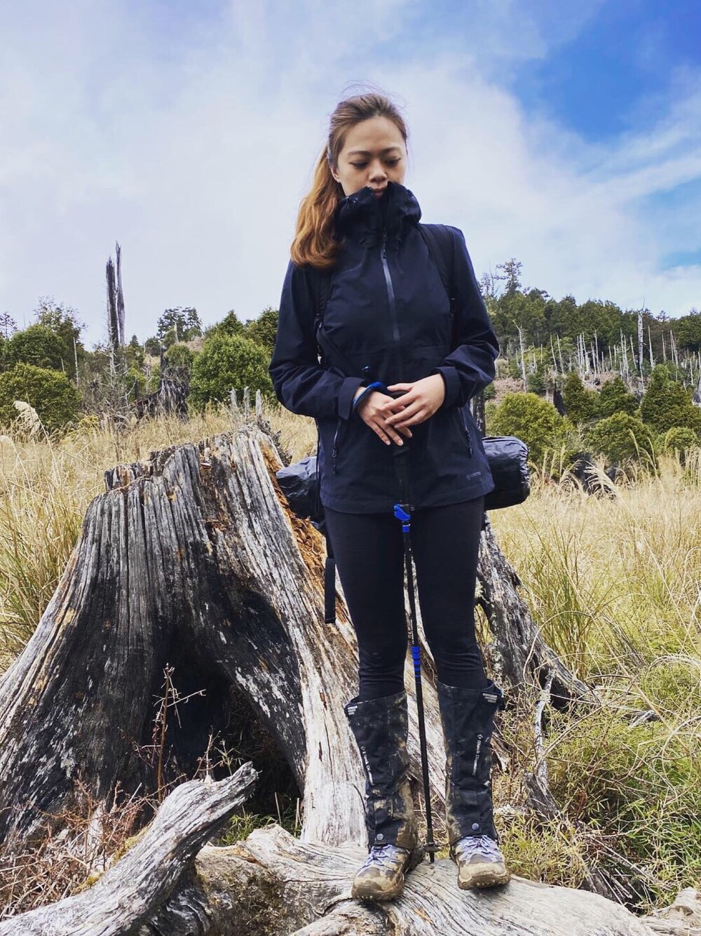 「hiking、Mountainequipment、Mountain Light Jacket、Mountaineer」｜「Mammutのアイテム（マウンテンパーカー、ブラック系）」を使った、Cherry Chiouさん（レディース・168cm）の春コーディネートの1枚目の写真