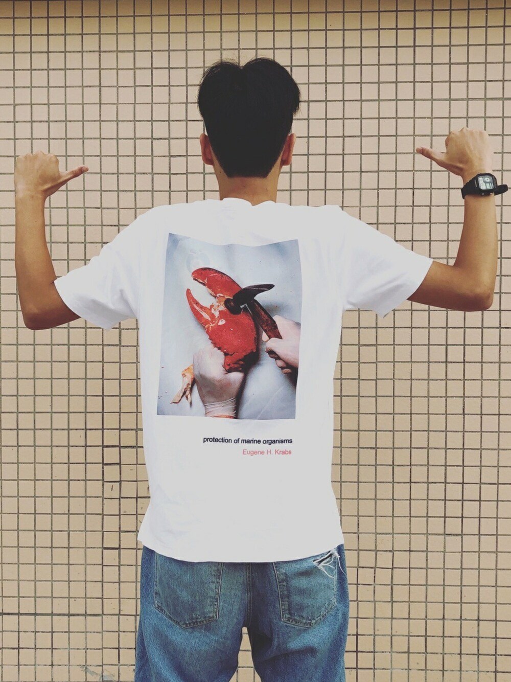 「Maoming, Guangdong, China」｜「GIGAIのアイテム（Tシャツ/カットソー、ホワイト系）」を使った、dostobsessionさん（メンズ・175cm）の夏コーディネートの1枚目の写真