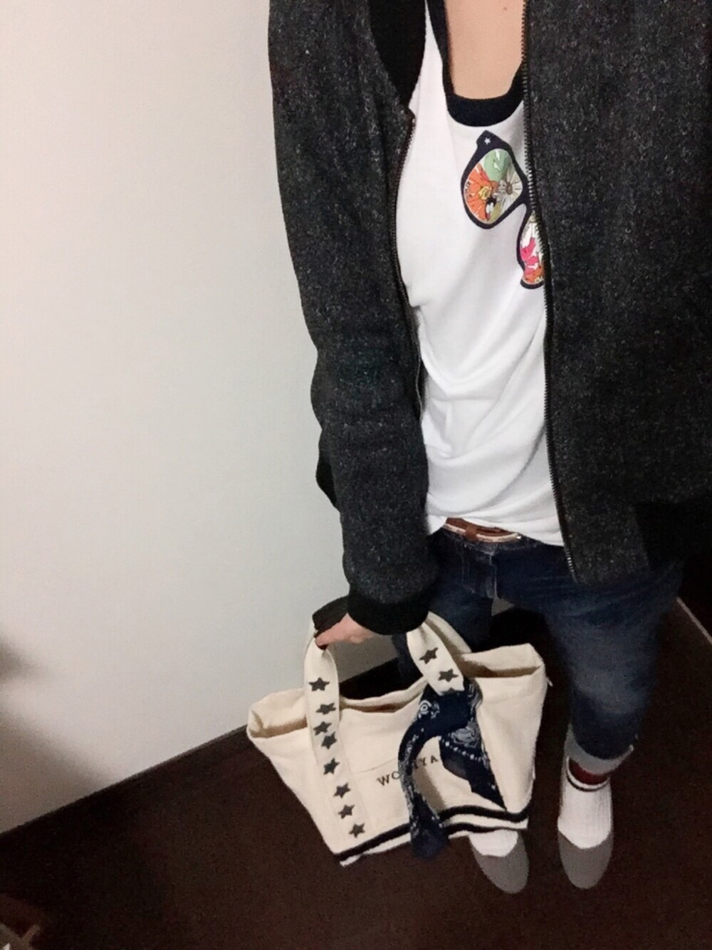 グレー系のブルゾン、ブルー系のTシャツ/カットソー、ブルー系のデニムパンツを着用したレディースの冬コーディネートの1枚目の写真