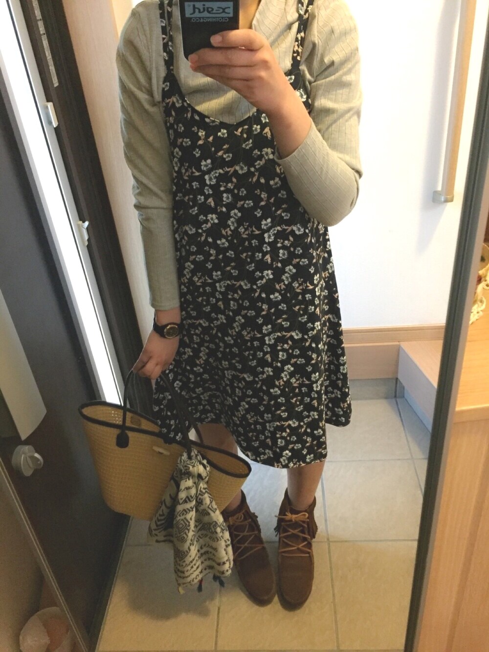 ブルー系のワンピース、ブラウン系のブーツ、ベージュ系のかごバッグを着用したレディースの春コーディネートの1枚目の写真