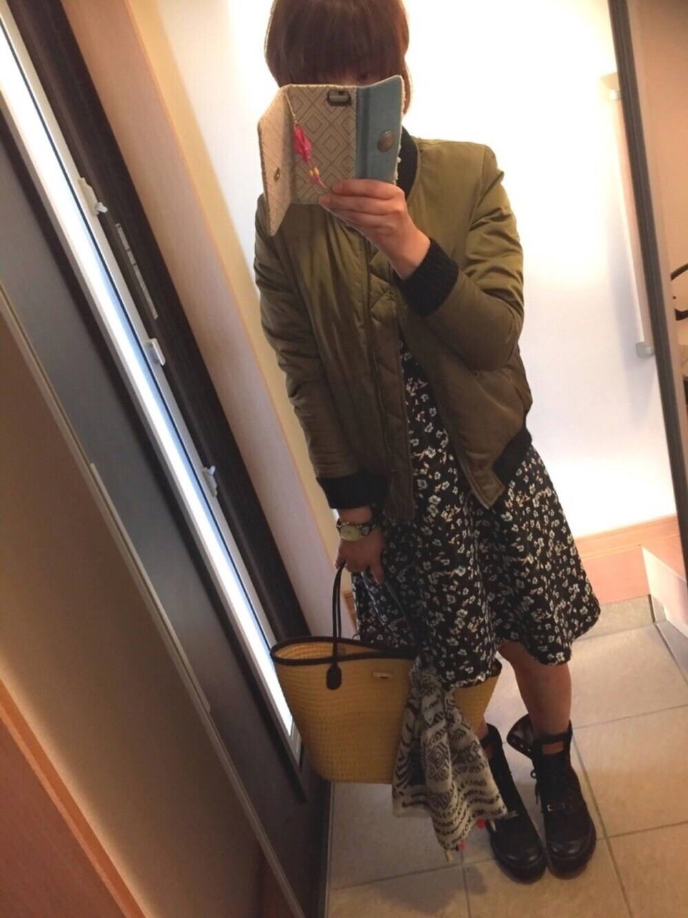 グリーン系のMA-1、ブルー系のワンピース、ブラック系のスニーカーを着用したレディースの春コーディネートの1枚目の写真