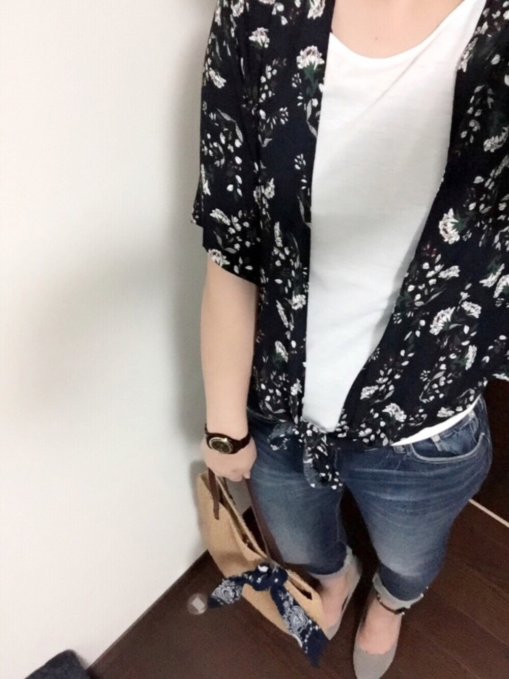 ブルー系のカーディガン/ボレロ、ブルー系のデニムパンツ、グレー系のパンプスを着用したレディースの夏コーディネートの1枚目の写真