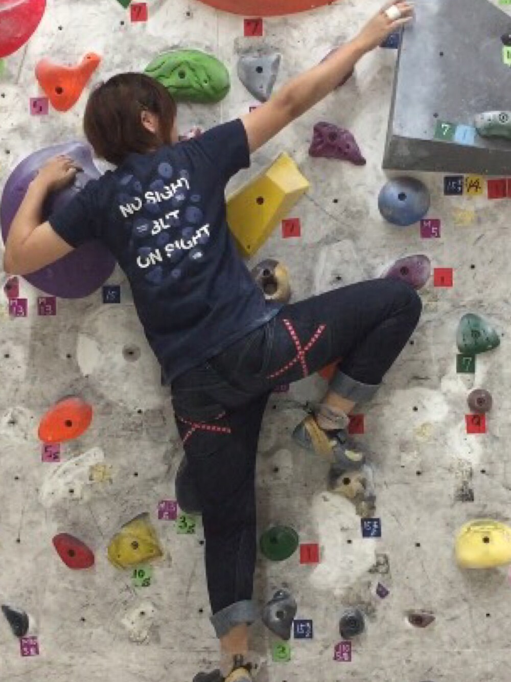 ブルー系のTシャツ/カットソー、ブルー系のデニムパンツを着用したレディースの秋コーディネートの1枚目の写真