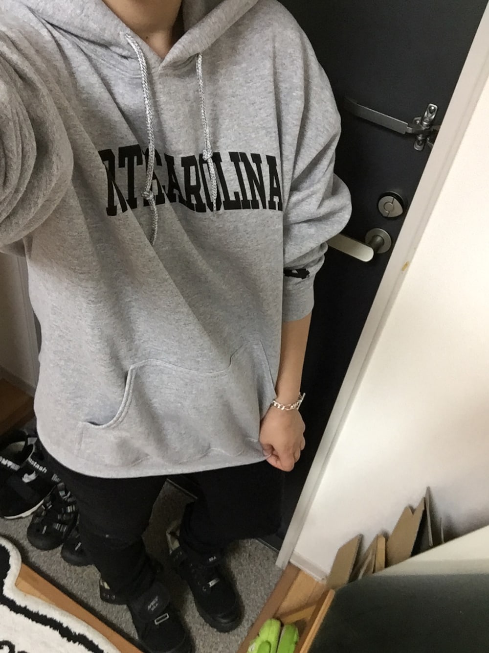 グレー系のパーカー、ブラック系のその他パンツ、ブラック系のスニーカーを着用したレディースの秋コーディネートの1枚目の写真