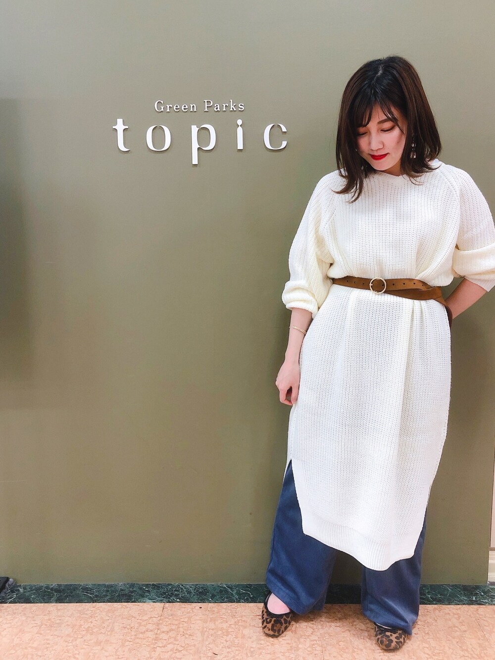 ブルー系のその他パンツ、ホワイト系のワンピースを着用したレディースの秋コーディネートの1枚目の写真