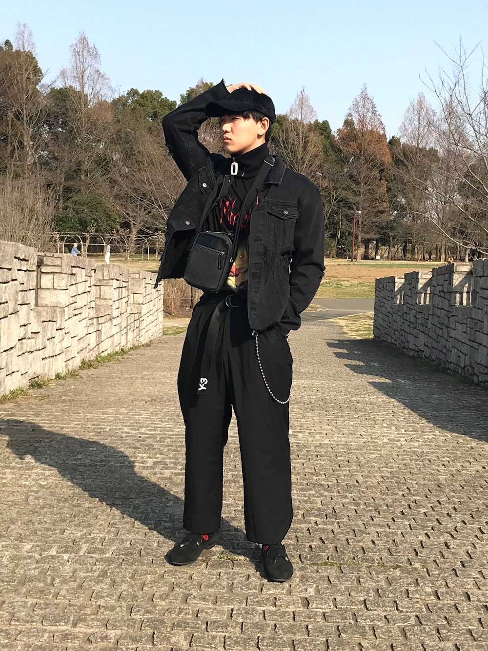 「おしゃれさんと繋がりたい、モード系、黒、ワイドパンツ、WEAR、ootd、snapback」｜「SY3のアイテム（ファッション雑貨、ブラック系）」を使った、光一さん（メンズ・178cm）の春コーディネートの1枚目の写真