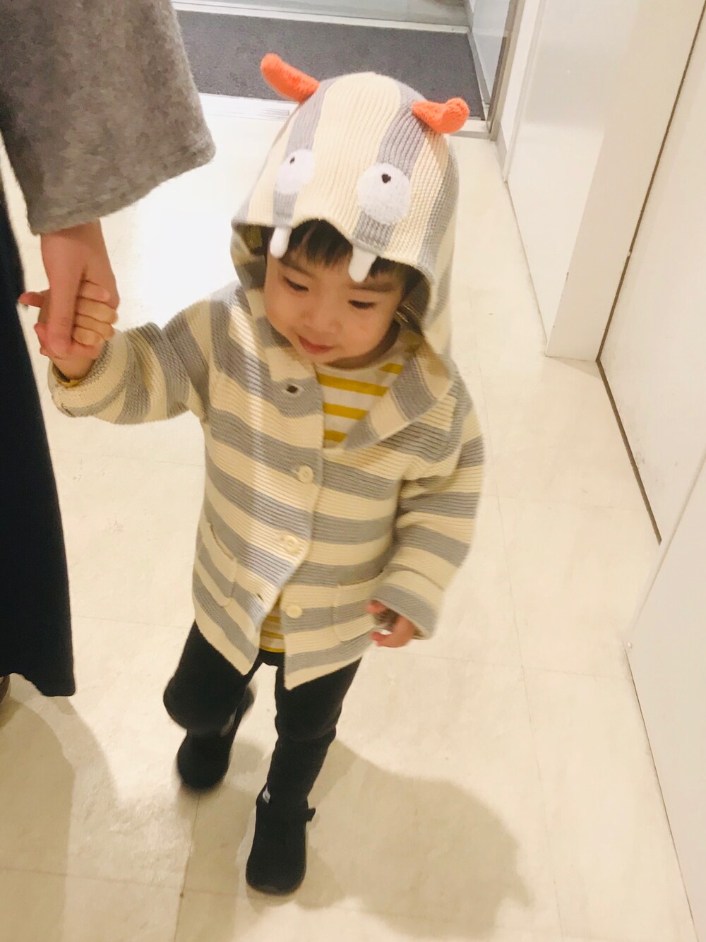 「シンプルおしゃれが好き、ハロウィン、halloween」｜「GAPのモンスター ガーター編みパーカーセーター（ニット/セーター、ベージュ系）」を使った、snaopさん（キッズ・80cm）の秋コーディネートの1枚目の写真