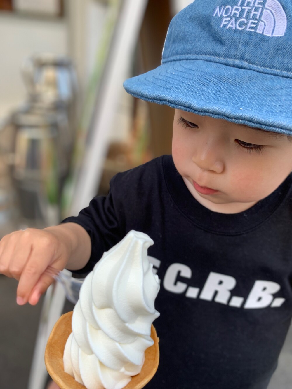 「散歩、F.C.Real Bristol、FCRB、F.C.R.B.」｜「FREAK'S STOREのTHE NORTH FACE/ザ・ノース フェイス　S/S Graphic Logo Tee/ショートスリーブグラフィックロゴTシャツ（キッズ）（Tシャツ/カットソー、グリーン系）」を使った、snaopさん（キッズ・80cm）の夏コーディネートの1枚目の写真