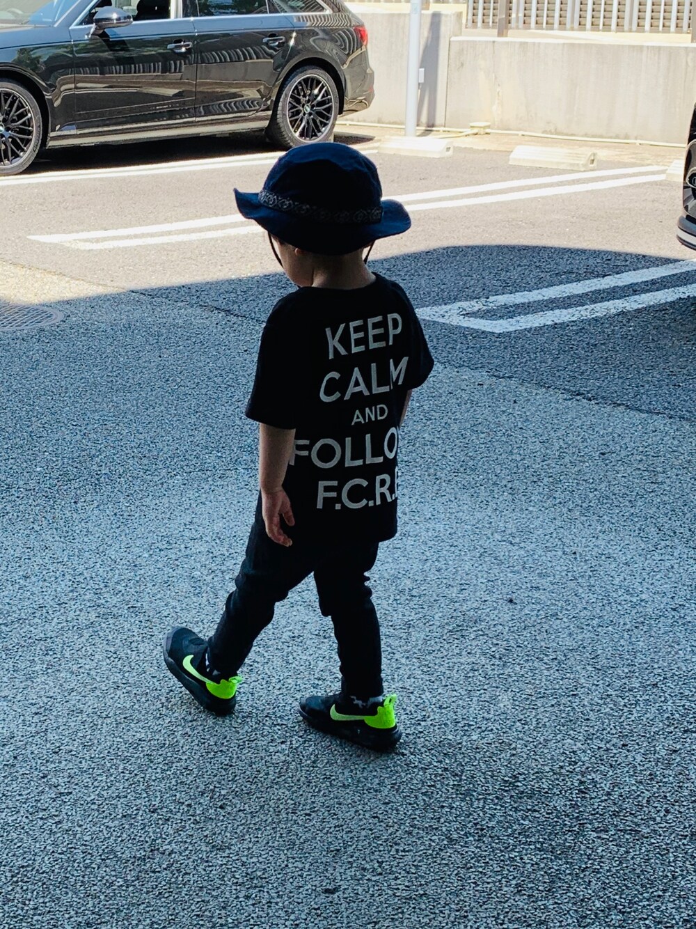 「FCRB、F.C.Real Bristol、F.C.R.B.」｜「F.C.Real BristolのEMBLEM SUPPORTER TEE（Tシャツ/カットソー、ブラック系）」を使った、snaopさん（キッズ・80cm）の夏コーディネートの1枚目の写真