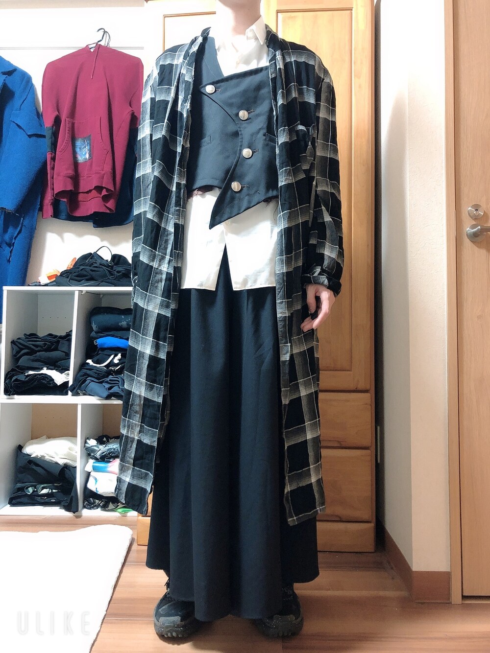 「古着、LAD MUSICIAN、sulvam、NIKE、秋冬コーデ、スニーカーコーデ、古着コーデ、チェックガウン、スカートパンツ、ベスト」｜「古着のアイテム（ジャケット/アウター、グレー系）」を使った、生利他　佑さん（メンズ・168cm）の秋コーディネートの1枚目の写真