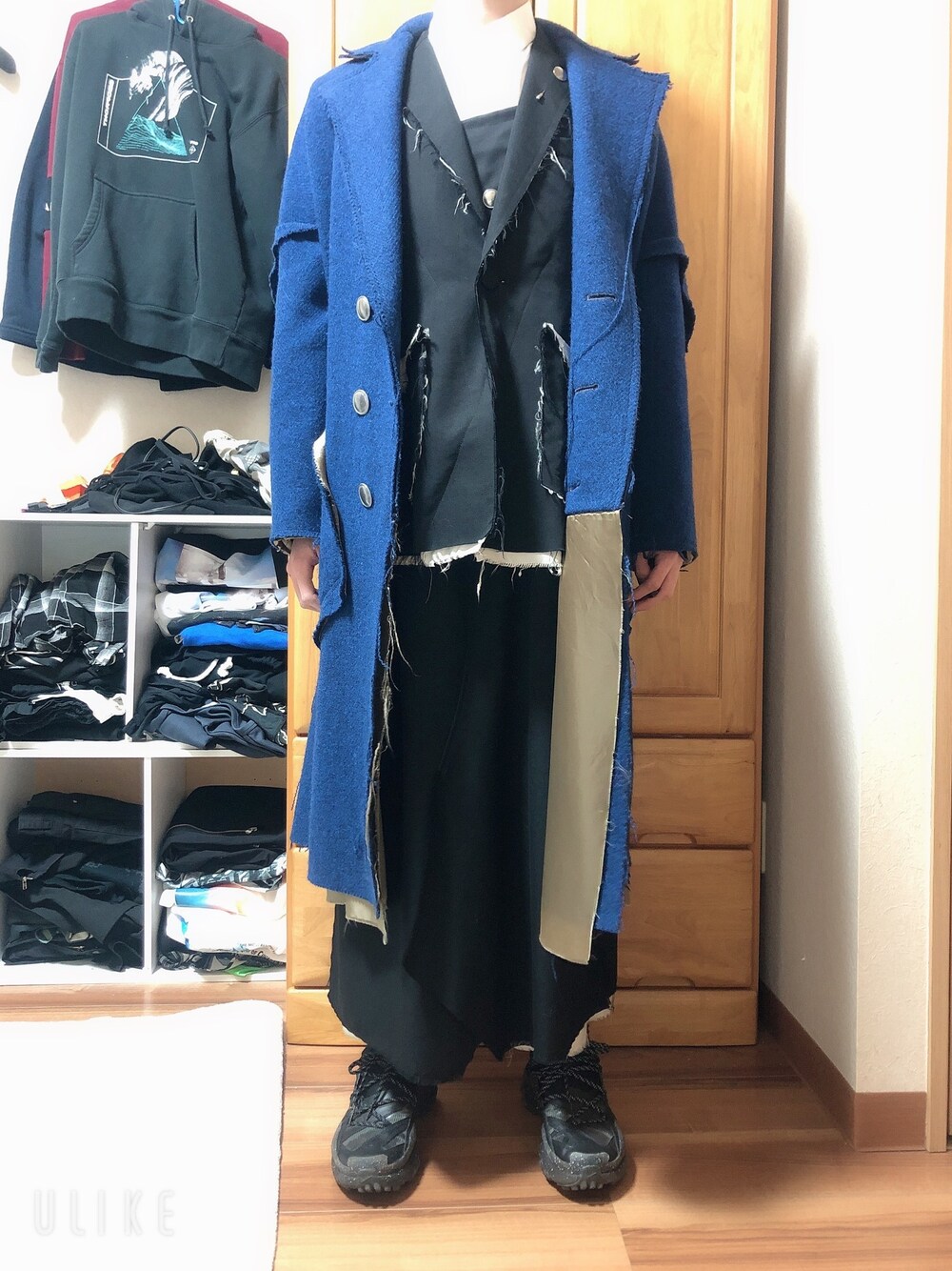 「sulvam、LAD MUSICIAN、NIKE、カットオフ、セットアップ、冬コーデ、スニーカーコーデ、スカートパンツ、コート、コートスタイル」｜「sulvamのアイテム（トレンチコート、ブルー系）」を使った、生利他　佑さん（メンズ・168cm）の冬コーディネートの1枚目の写真