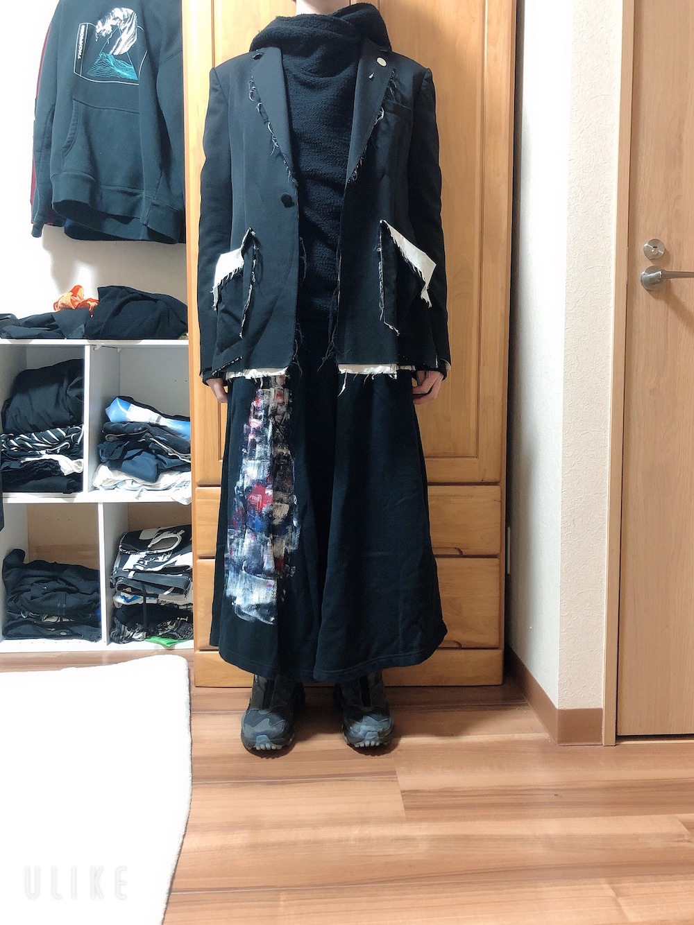 「休日スタイル、冬コーデ、シンプル、低身長、モノトーン、黒、sulvam、kujaku、0658、ワイドパンツ」｜「Kujakuのアイテム（パーカー、ブラック系）」を使った、生利他　佑さん（メンズ・168cm）の冬コーディネートの1枚目の写真