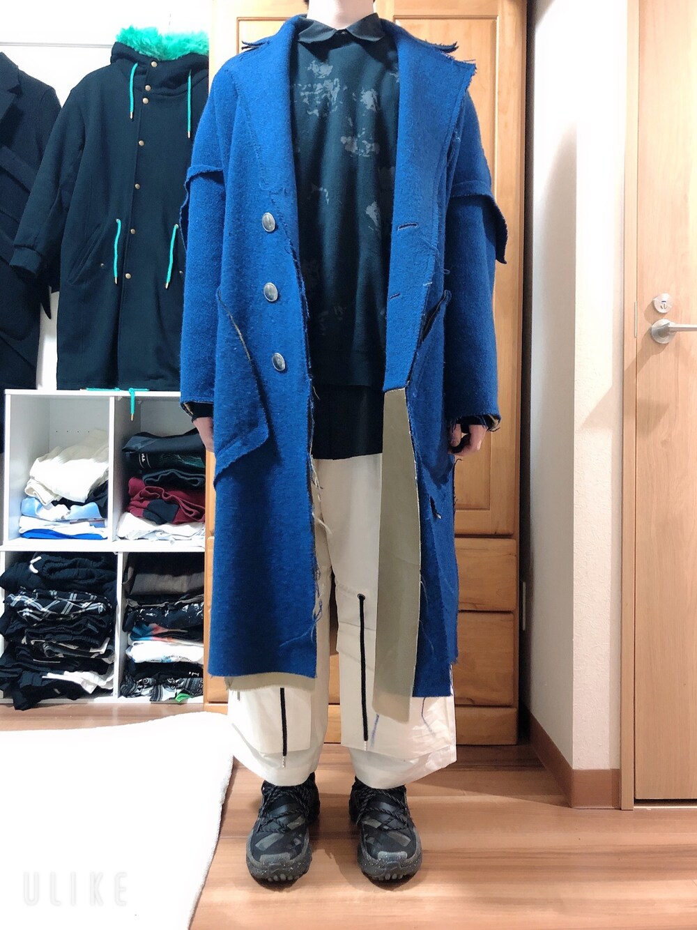 「sulvam、ha｜za｜ma、LAD MUSICIAN、NIKE、オーバーサイズ、休日スタイル、大人コーデ、スニーカー、コート、ワイドパンツ」｜「sulvamのアイテム（トレンチコート、ブルー系）」を使った、生利他　佑さん（メンズ・168cm）の冬コーディネートの1枚目の写真