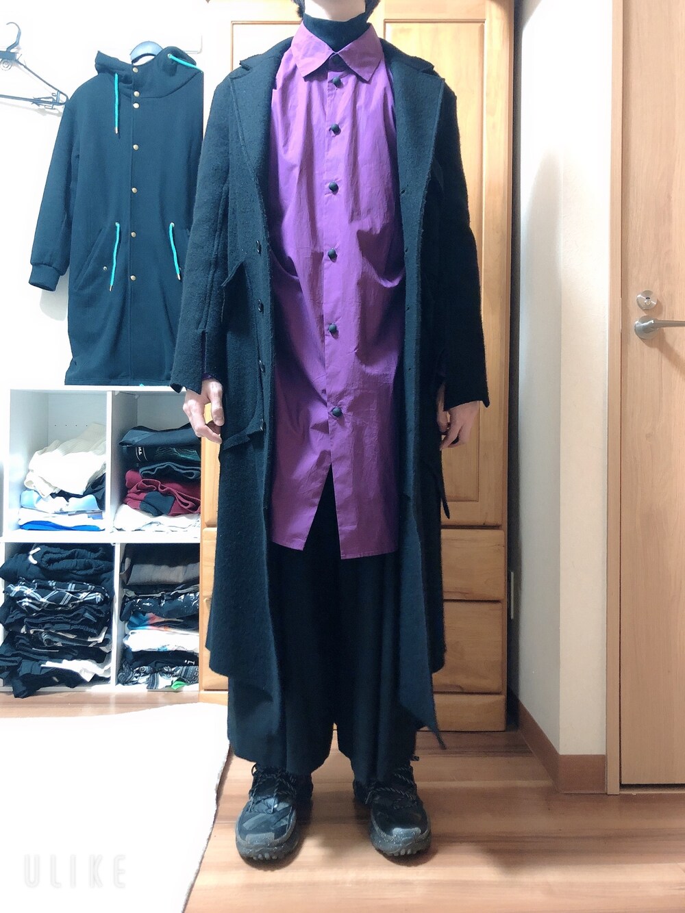 「sulvam、LAD MUSICIAN、0658、NIKE、休日スタイル、ワイドパンツ、大人コーデ、冬コーデ、コート、ロングシャツ」｜「sulvamのアイテム（トレンチコート、ブラック系）」を使った、生利他　佑さん（メンズ・168cm）の冬コーディネートの1枚目の写真