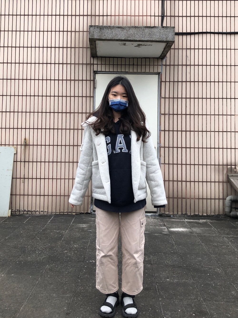 「H&Mのアイテム（パンツ、ベージュ系）」を使った、👽👅🖕さん（レディース・150cm）の春コーディネートの1枚目の写真