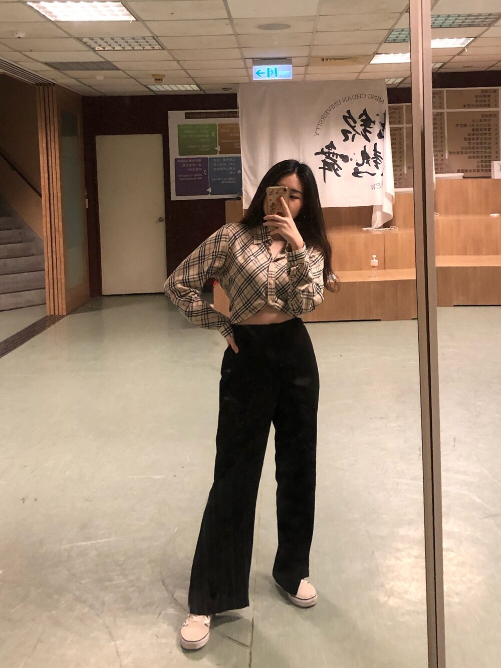 「BURBERRYのアイテム（シャツ/ブラウス、ベージュ系）」を使った、👽👅🖕さん（レディース・150cm）の春コーディネートの1枚目の写真