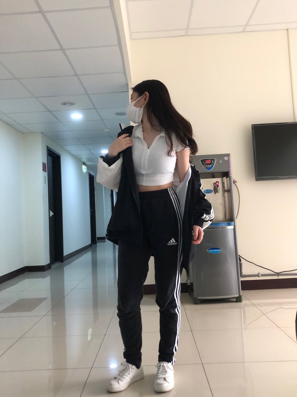 「adidasのアイテム（チノパンツ、ブラック系）」を使った、👽👅🖕さん（レディース・150cm）の春コーディネートの1枚目の写真