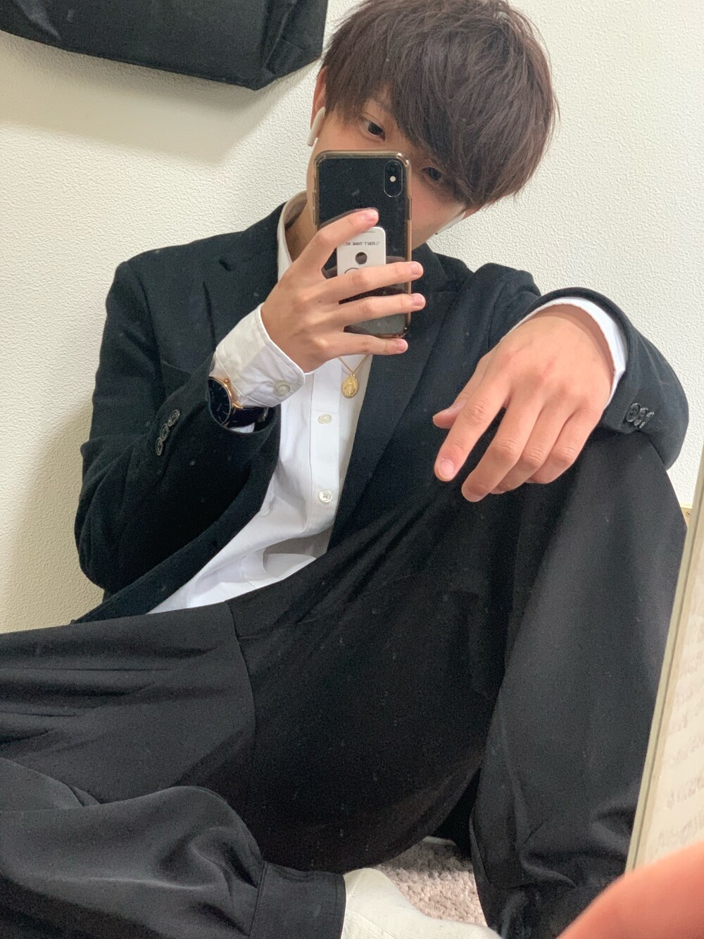 ブラック系のジャケット/アウター、ブラック系のその他パンツを着用したメンズの春コーディネートの1枚目の写真