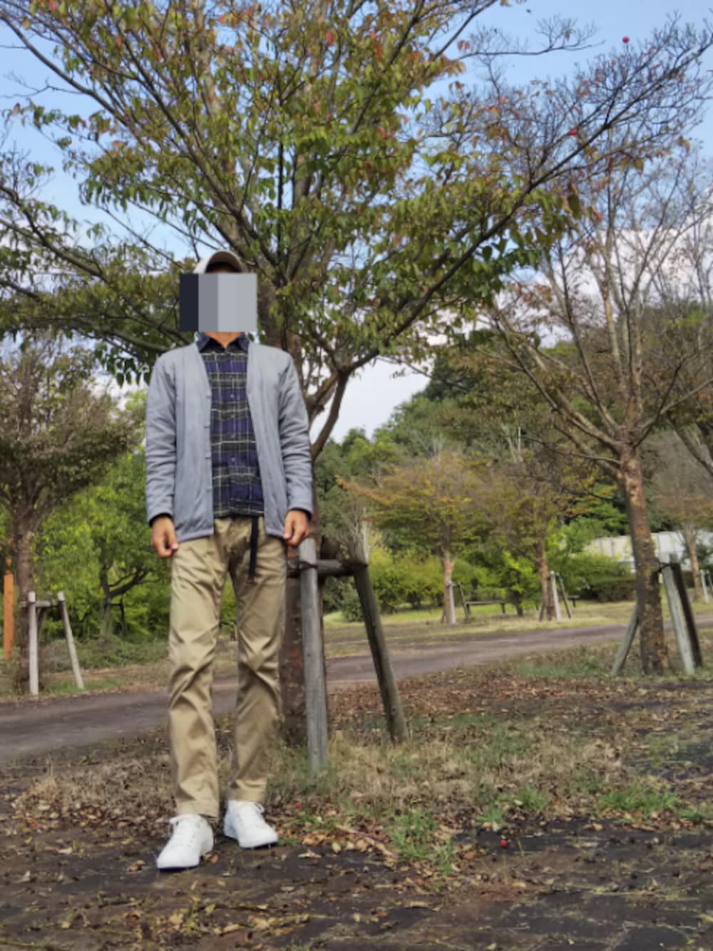 グレー系のカーディガン/ボレロ、ホワイト系のスニーカー、グリーン系のシャツ/ブラウスを着用したメンズの秋コーディネートの1枚目の写真