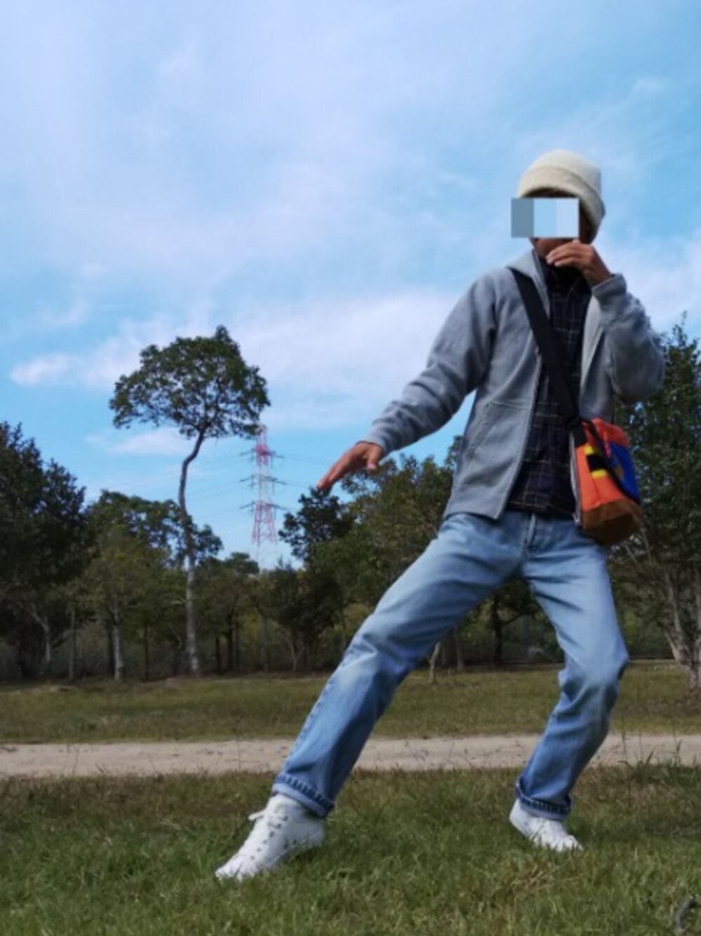 「ブルースリー、コンバース、WIGWAM、グレーパーカー、ニットキャップ、ストリート服が好き、マウンテンスミス、ダフトパンク、ZOZOTOWN、古着」｜「CONVERSE ALL STARのアイテム（スニーカー、ホワイト系）」を使った、やんさかさん（メンズ・166cm）の秋コーディネートの1枚目の写真