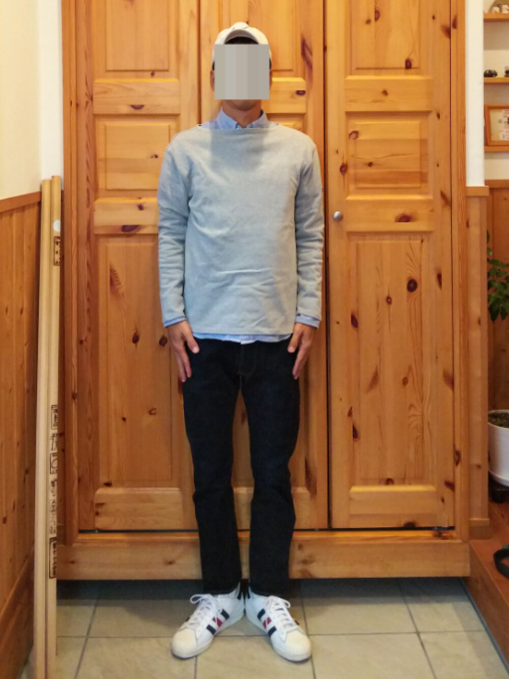 その他のスニーカー、ブルー系のデニムパンツ、ブルー系のシャツ/ブラウスを着用したメンズの秋コーディネートの1枚目の写真