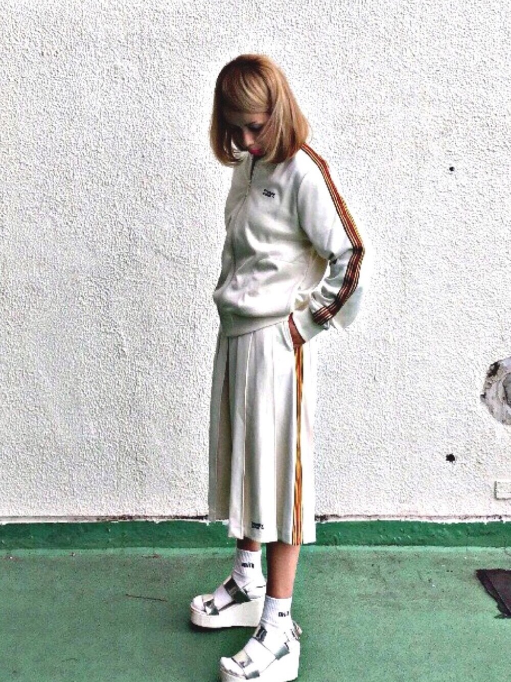 「トラックジャケット、プリーツスカート、セットアップ、ステューシー、ライン、ハワイ、スポーツサンダル、ソックス」｜「STUSSYのSloane Track Jacket（ブルゾン、ホワイト系）」を使った、ココゲさん（レディース・150cm）の春コーディネートの1枚目の写真