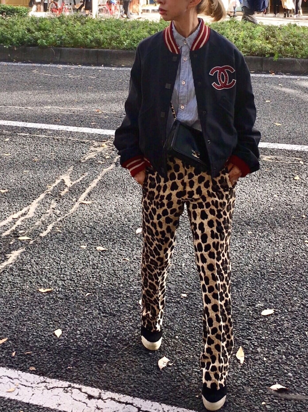 「スタジャン、シャネル、ストライプシャツ、コムデギャルソン、ひょう柄、ヒョウ柄パンツ、ザラ、エナメル」｜「CHANELのアイテム（スタジャン、ブルー系）」を使った、ココゲさん（レディース・150cm）の秋コーディネートの1枚目の写真