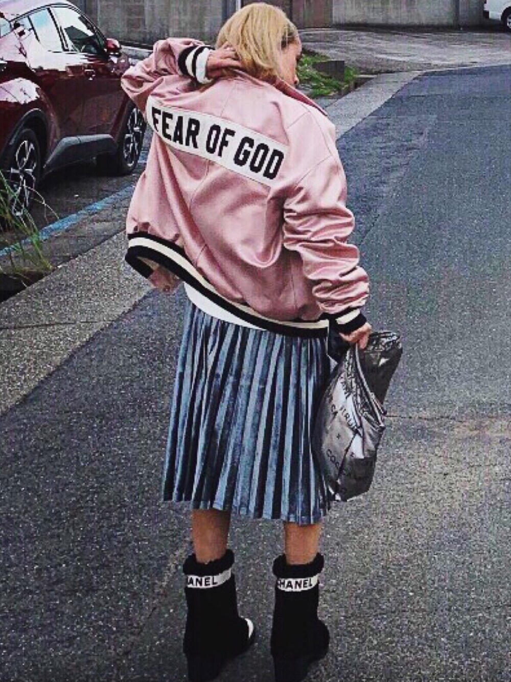 「サテンブルゾン、フィアオブゴッド、ベロアスカート、もこもこブーツ、シャネル、大人カジュアル、ロゴ」｜「Fear of God Los AngelesのFEAR OF GOD (フィアー オブ ゴッド) FOG　(エフオージー）ブルゾン（ブルゾン、ピンク系）」を使った、ココゲさん（レディース・150cm）の冬コーディネートの1枚目の写真