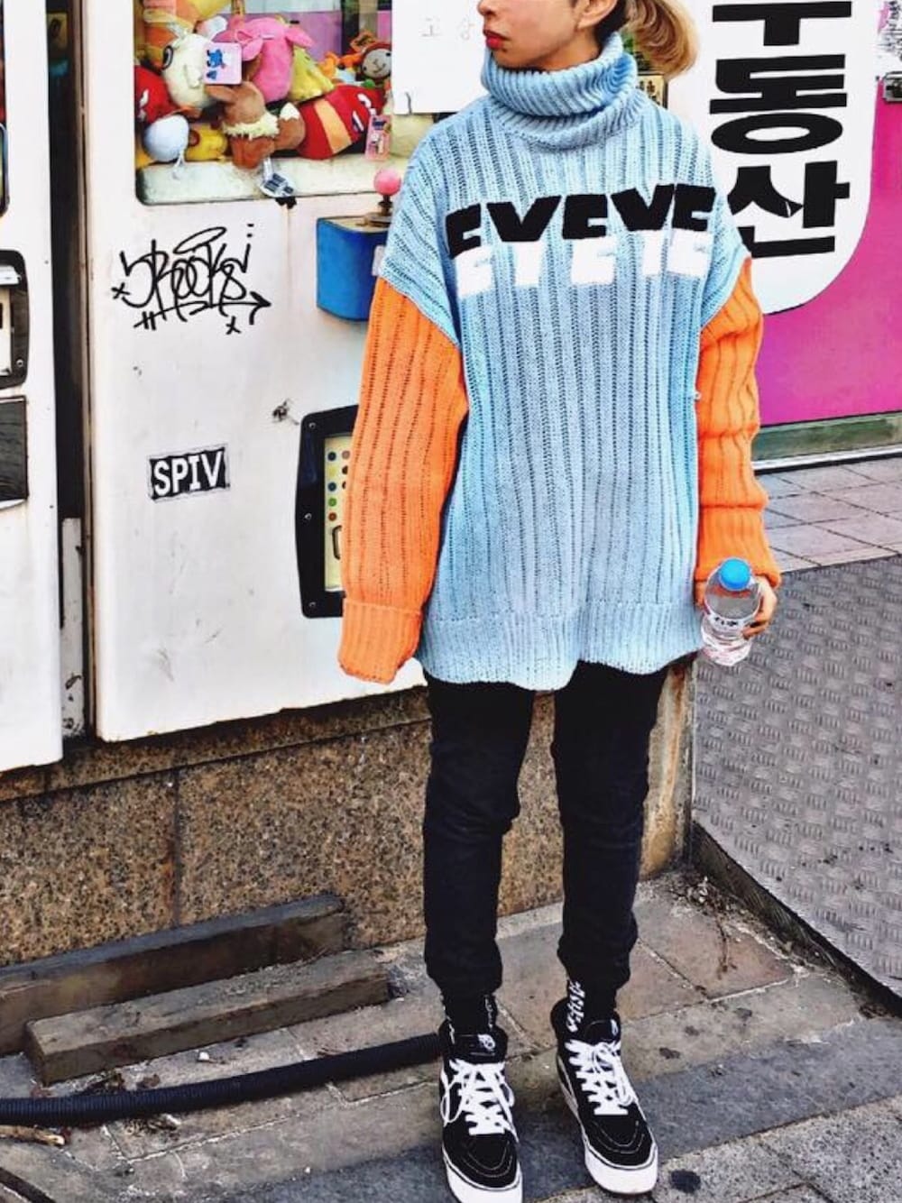 「韓国ファッション、eyeye、ロゴニット、しまむら、暖パン、バンズ、スニーカー、2018マイベストコーデ」｜「VANSのレディース VANS ヴァンズ プラットフォーム SK8-HI PLAT V38 PLAT BLACK（スニーカー、ブラック系）」を使った、ココゲさん（レディース・150cm）の冬コーディネートの1枚目の写真