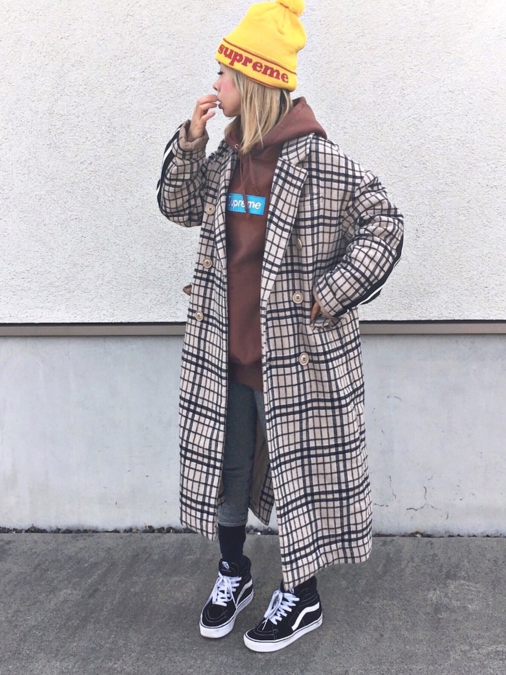 「お気に入りの服でデートに行こう、ビーニー、シュプリーム、フーディー、チェスターコート、チェック、オーバーサイズ、バンズ、オトナカジュアル」｜「Supreme のアイテム（ニットキャップ/ビーニー、イエロー系）」を使った、ココゲさん（レディース・150cm）の冬コーディネートの1枚目の写真