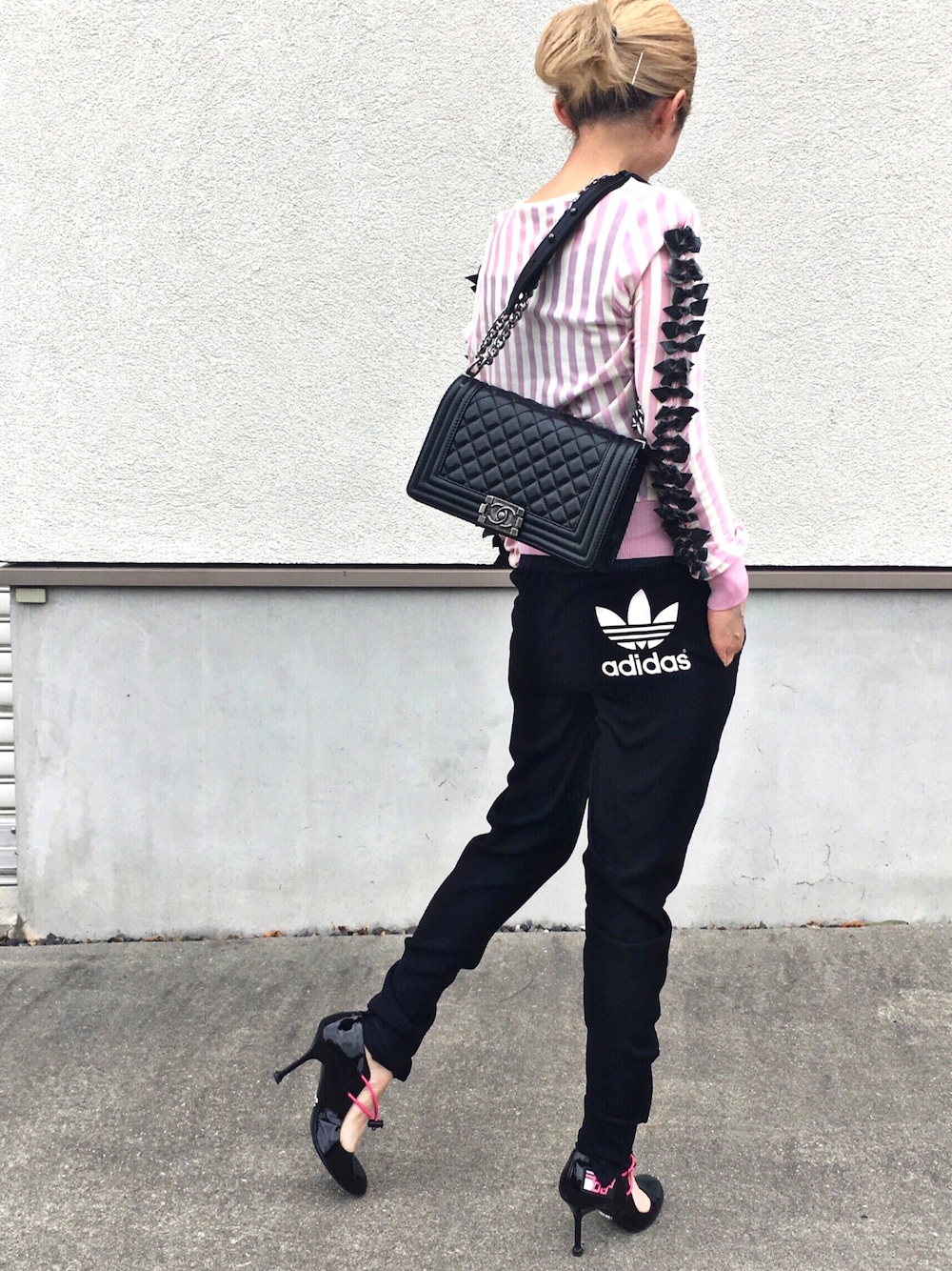 「令和ピンクを纏え、TOGA、ピンクストライプ、ピンク、アディダス、アディダスオリジナルス、シャネル、boychanel、プラダ、オトナカジュアル」｜「TOGAのアイテム（Tシャツ/カットソー、ピンク系）」を使った、ココゲさん（レディース・150cm）の春コーディネートの1枚目の写真
