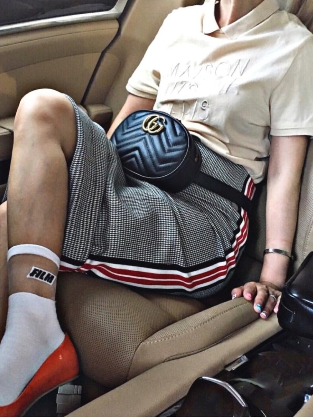 「ロゴT、メゾン キツネ(MAISON KITSUNE)、ラインスカート、ザラ、透けソックス、WEGO、パンプス×靴下、ウエストポーチ、グッチ、オトナカジュアル」｜「WEGOのWEGO/FILMシースルーソックス（ソックス/靴下、ホワイト系）」を使った、ココゲさん（レディース・150cm）の夏コーディネートの1枚目の写真